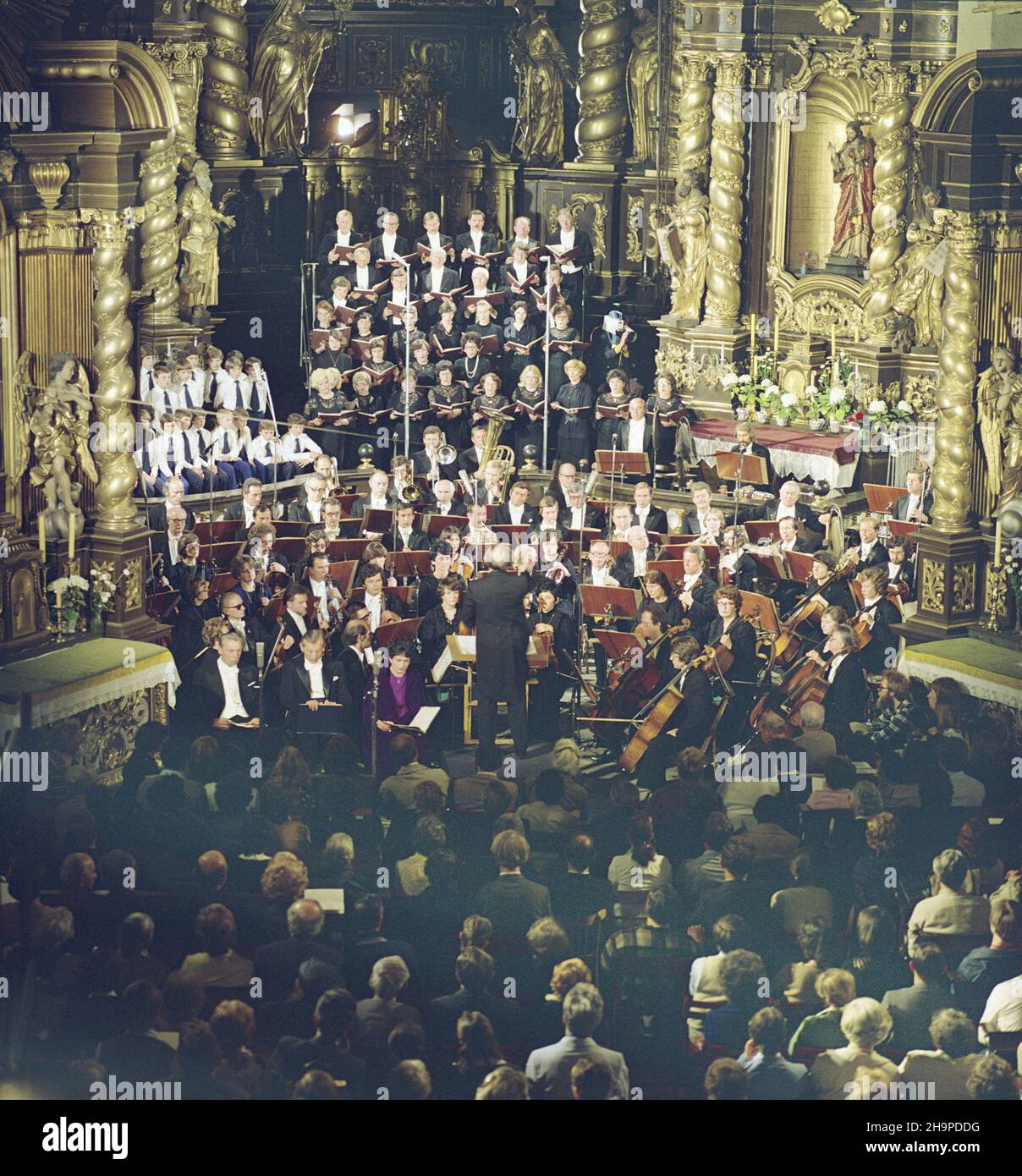 Kraków 06.1980. Festiwal Muzyki Krzysztofa Pendereckiego z udzia³em orkiestry Polskiego Radia i Telewizji zorganizowany w ramach Dni Krakowa (15-22 czerwca). Nz. wykonanie Pasji wed³ug Œwiêtego £ukasza w koœciele Ojców Bernardynów pw. œw. Bernardyna ze Sieny. uu  PAP/Jan Morek    Dok³adny dzieñ wydarzenia nieustalony.       Cracow, June 1980. The Polish Radio and TV Orchestra performs Krzysztof Penderecki's St. Luke Passion at a Penderecki Festival in Cracow's Bernardine Fathers Church during a Cracow Days event (June 15-22).  uu  PAP/Jan Morek    Event day unknown Stock Photo