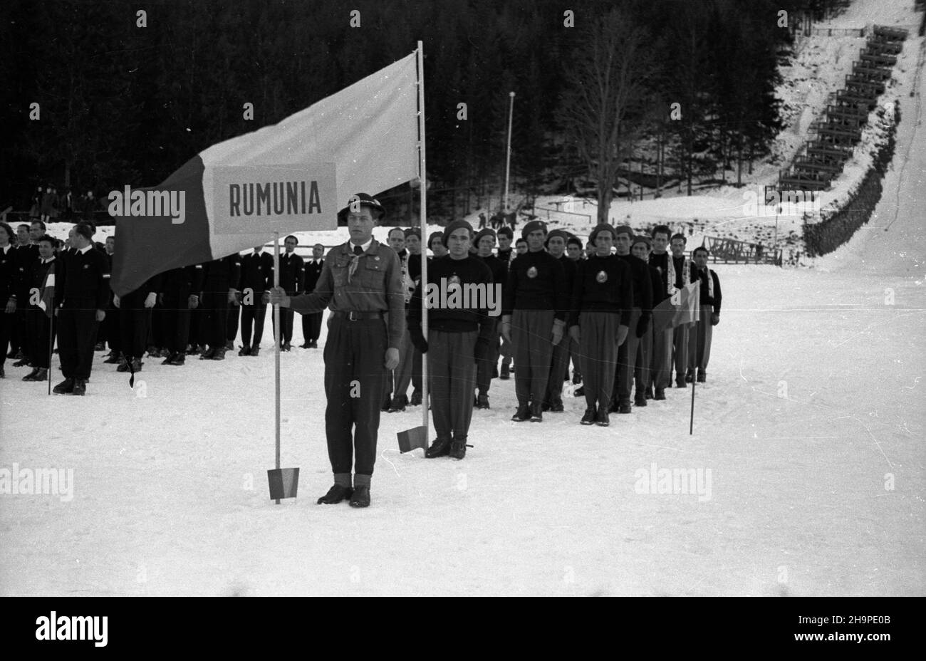 Zakopane, 1949-02-23. Od 23 lutego do 3 marca odbywa³y siê Miêdzynarodowe Zawody Narciarskie o Puchar Tatr. Zgromadzi³y one kilkudziesiêciu sportowców z Polski, Bu³garii, Czechos³owacji, Finlandii, Rumunii i Wêgier. Pierwszego dnia, na stadionie Pod Krokwi¹, odby³o siê uroczyste otwarcie zawodów. Nz. ekipa sportowców z Rumunii. pw  PAP      Zakopane, Feb. 23, 1949. International Skiing Competition for the Cup of the Tatra Mountains was held on Feb. 23 to March 3. The competition brought together several dozen sportsmen from Poland, Bulgaria, Czechoslovakia, Finland, Romania and Hungary. The co Stock Photo