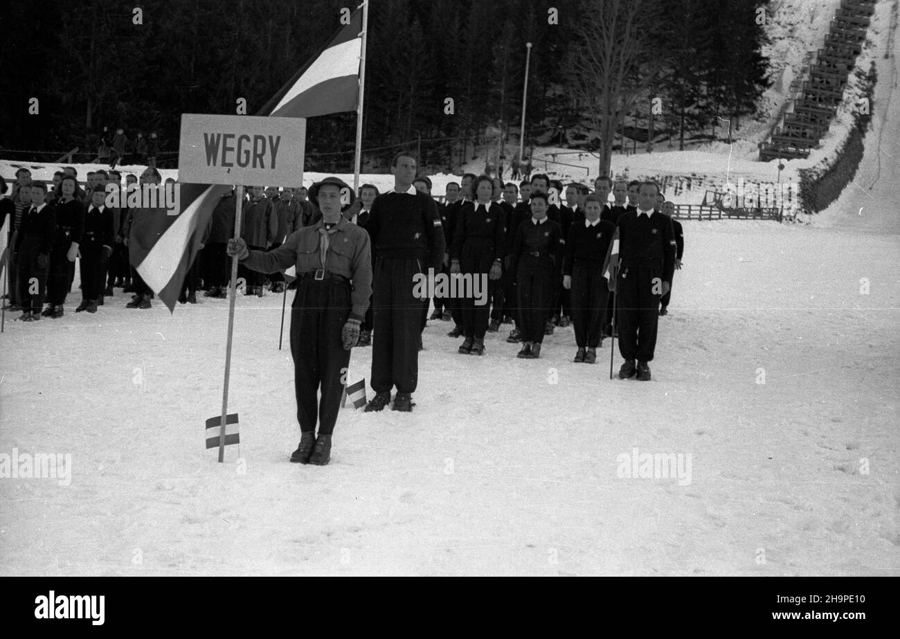 Zakopane, 1949-02-23. Od 23 lutego do 3 marca odbywa³y siê Miêdzynarodowe Zawody Narciarskie o Puchar Tatr. Zgromadzi³y one kilkudziesiêciu sportowców z Polski, Bu³garii, Czechos³owacji, Finlandii, Rumunii i Wêgier. Pierwszego dnia, na stadionie Pod Krokwi¹, odby³o siê uroczyste otwarcie zawodów. Nz. ekipa sportowców z Wêgier. pw PAP Zakopane, Feb. 23, 1949. International Skiing Competition for the Cup of the Tatra Mountains was held on Feb. 23 to March 3. The competition brought together several dozen sportsmen from Poland, Bulgaria, Czechoslovakia, Finland, Romania and Hungary. The com Stock Photo