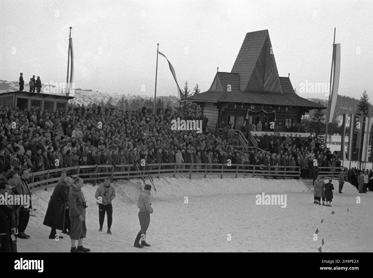Zakopane, 1949-02-23. Od 23 lutego do 3 marca odbywa³y siê Miêdzynarodowe Zawody Narciarskie o Puchar Tatr. Zgromadzi³y one kilkudziesiêciu sportowców z Polski, Bu³garii, Czechos³owacji, Finlandii, Rumunii i Wêgier. Pierwszego dnia, na stadionie Pod Krokwi¹, odby³o siê uroczyste otwarcie zawodów. pw PAP Zakopane, Feb. 23, 1949. International Skiing Competition for the Cup of the Tatra Mountains was held on Feb. 23 to March 3. The competition brought together several dozen sportsmen from Poland, Bulgaria, Czechoslovakia, Finland, Romania and Hungary. The competition opening ceremony was h Stock Photo