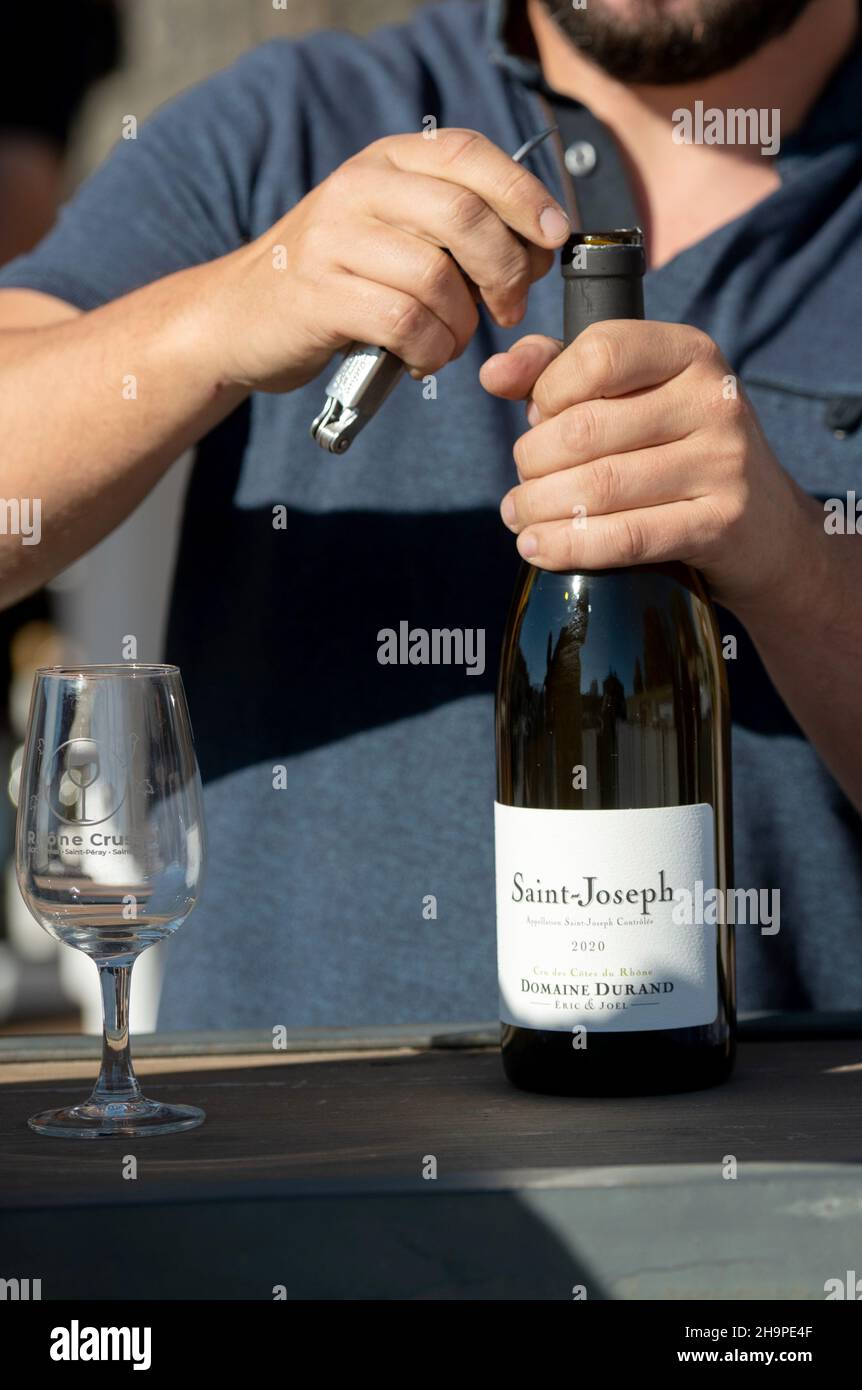 Man opening a bottle of red wine “Saint-Joseph, domaine Durand”, a wine from the Rhone Valley Stock Photo