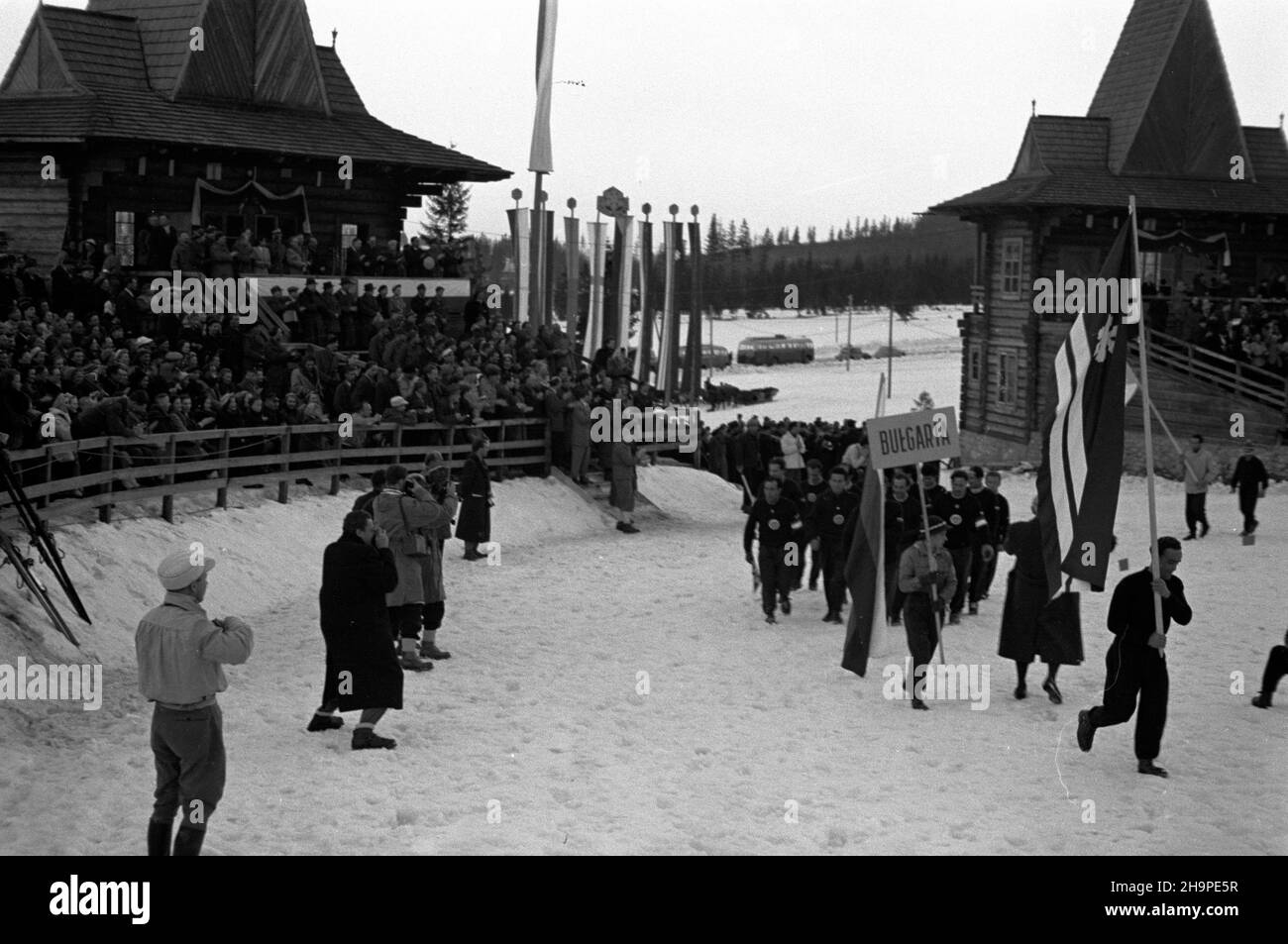 Zakopane, 1949-02-23. Od 23 lutego do 3 marca odbywa³y siê Miêdzynarodowe Zawody Narciarskie o Puchar Tatr. Zgromadzi³y one kilkudziesiêciu sportowców z Polski, Bu³garii, Czechos³owacji, Finlandii, Rumunii i Wêgier. Pierwszego dnia, na stadionie Pod Krokwi¹, odby³o siê uroczyste otwarcie zawodów. Nz. defilada sportowców podczas otwarcia zawodów. Na pierwszym planie flagê niesie Daniel Krzeptowski, chor¹¿y Polskiego Zwi¹zku Narciarskiego. pw PAP Zakopane, Feb. 23, 1949. International Skiing Competition for the Cup of the Tatra Mountains was held on Feb. 23 to March 3. The competition brou Stock Photo