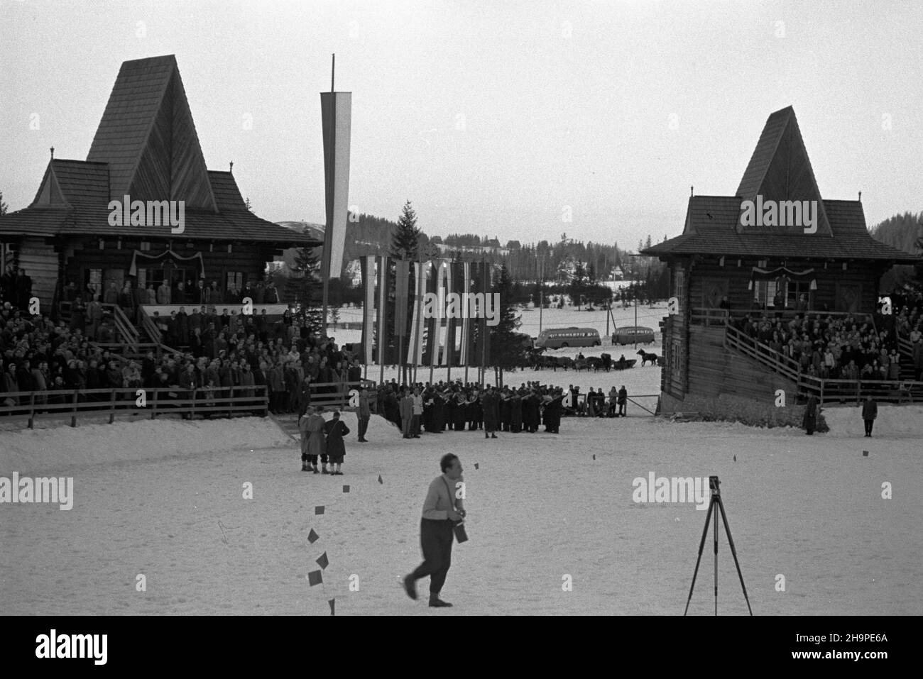 Zakopane, 1949-02-23. Od 23 lutego do 3 marca odbywa³y siê Miêdzynarodowe Zawody Narciarskie o Puchar Tatr. Zgromadzi³y one kilkudziesiêciu sportowców z Polski, Bu³garii, Czechos³owacji, Finlandii, Rumunii i Wêgier. Pierwszego dnia, na stadionie Pod Krokwi¹, odby³o siê uroczyste otwarcie zawodów. pw  PAP      Zakopane, Feb. 23, 1949. International Skiing Competition for the Cup of the Tatra Mountains was held on Feb. 23 to March 3. The competition brought together several dozen sportsmen from Poland, Bulgaria, Czechoslovakia, Finland, Romania and Hungary. The competition opening ceremony was h Stock Photo