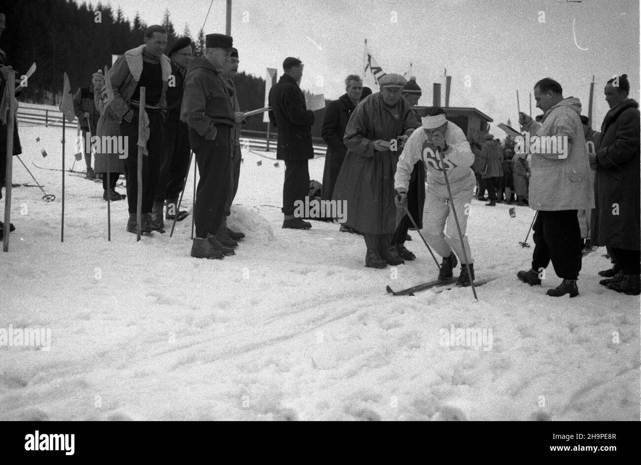 Zakopane, 1949-02-24. Od 23 lutego do 3 marca odbywa³y siê Miêdzynarodowe Zawody Narciarskie o Puchar Tatr. Zgromadzi³y one kilkudziesiêciu sportowców z Polski, Bu³garii, Czechos³owacji, Finlandii, Rumunii i Wêgier. Pierwszego dnia zawodów odby³ siê bieg mê¿czyzn na 18 kilometrów, zaliczany do kombinacji norweskiej. Zwyciê¿y³ Jaroslav Cardal z Czechos³owacji. Nz. Tadeusz Kwapieñ z Polski na starcie biegu na stadionie Pod Krokwi¹. pw PAP Zakopane, Feb. 24, 1949. International Skiing Competition for the Cup of the Tatra Mountains was held on February 23 to March 3. The competition brought Stock Photo