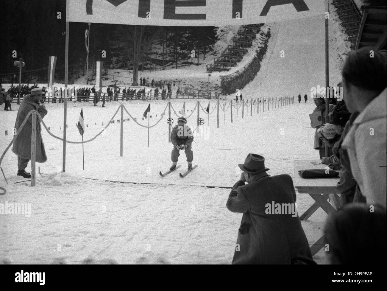 Zakopane, 1949-02-24. Od 23 lutego do 3 marca odbywa³y siê Miêdzynarodowe Zawody Narciarskie o Puchar Tatr. Zgromadzi³y one kilkudziesiêciu sportowców z Polski, Bu³garii, Czechos³owacji, Finlandii, Rumunii i Wêgier. Pierwszego dnia zawodów odby³ siê bieg kobiet na 8 kilometrów. Trasa prowadzi³a od górnej stacji kolejki na Guba³ówce do stadionu Pod Krokwi¹. Nz. na mecie biegu Inkeri Korjus z Finlandii, która zajê³a drugie miejsce. pw PAP Zakopane, Feb. 24, 1949. International Skiing Competition for the Cup of the Tatra Mountains was held on February 23 to March 3. The competition brought Stock Photo