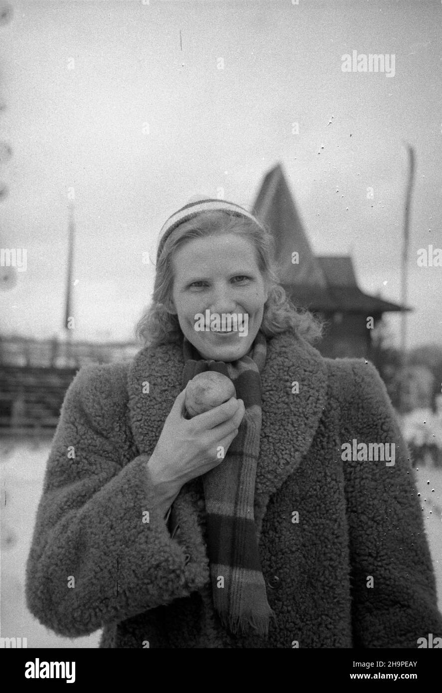 Zakopane, 1949-02-24. Od 23 lutego do 3 marca odbywa³y siê Miêdzynarodowe Zawody Narciarskie o Puchar Tatr. Zgromadzi³y one kilkudziesiêciu sportowców z Polski, Bu³garii, Czechos³owacji, Finlandii, Rumunii i Wêgier. Pierwszego dnia zawodów odby³ siê bieg kobiet na 8 kilometrów. Trasa prowadzi³a od górnej stacji kolejki na Guba³ówce do stadionu Pod Krokwi¹. Nz. Maire Saloranta z Finlandii, zajê³a pierwsze miejsce. pw PAP Zakopane, Feb. 24, 1949. International Skiing Competition for the Cup of the Tatra Mountains was held on February 23 to March 3. The competition brought together severa Stock Photo