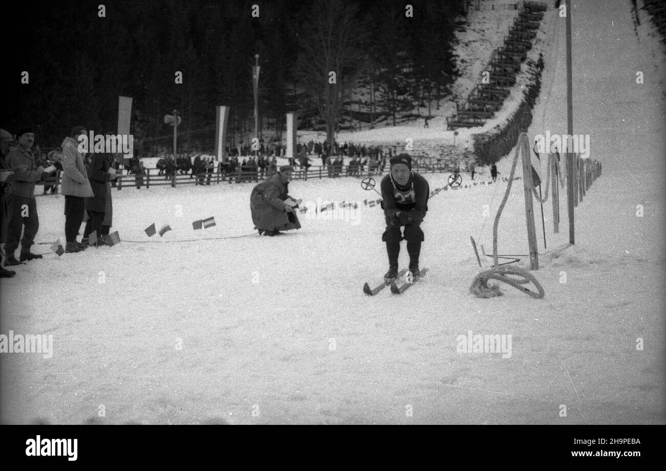 Zakopane, 1949-02-24. Od 23 lutego do 3 marca odbywa³y siê Miêdzynarodowe Zawody Narciarskie o Puchar Tatr. Zgromadzi³y one kilkudziesiêciu sportowców z Polski, Bu³garii, Czechos³owacji, Finlandii, Rumunii i Wêgier. Pierwszego dnia zawodów odby³ siê bieg mê¿czyzn na 18 kilometrów, zaliczany do kombinacji norweskiej. Start i meta znajdowa³y siê stadionie Pod Krokwi¹. Zwyciê¿y³ Jaroslav Cardal z Czechos³owacji. Nz. Jakub Wêgrzynkiewicz z Polski na mecie biegu. pw PAP Zakopane, Feb. 24, 1949. International Skiing Competition for the Cup of the Tatra Mountains was held on February 23 to Marc Stock Photo