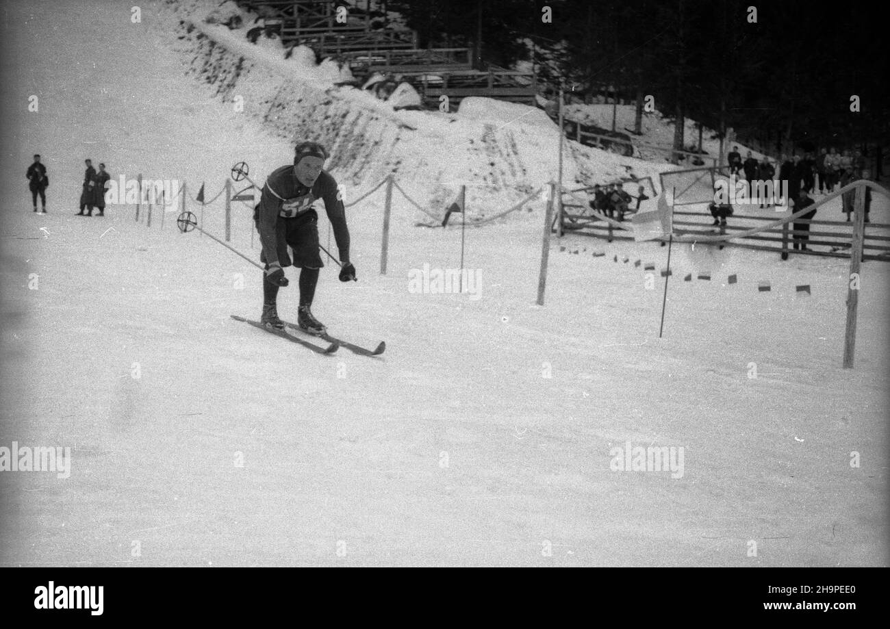 Zakopane, 1949-02-24. Od 23 lutego do 3 marca odbywa³y siê Miêdzynarodowe Zawody Narciarskie o Puchar Tatr. Zgromadzi³y one kilkudziesiêciu sportowców z Polski, Bu³garii, Czechos³owacji, Finlandii, Rumunii i Wêgier. Pierwszego dnia zawodów odby³ siê bieg mê¿czyzn na 18 kilometrów, zaliczany do kombinacji norweskiej. Start i meta znajdowa³y siê stadionie Pod Krokwi¹. Nz. na mecie Jaroslav Cardal z Czechos³owacji, który zwyciê¿y³ zawody. pw PAP Zakopane, Feb. 24, 1949. International Skiing Competition for the Cup of the Tatra Mountains was held on February 23 to March 3. The competition b Stock Photo