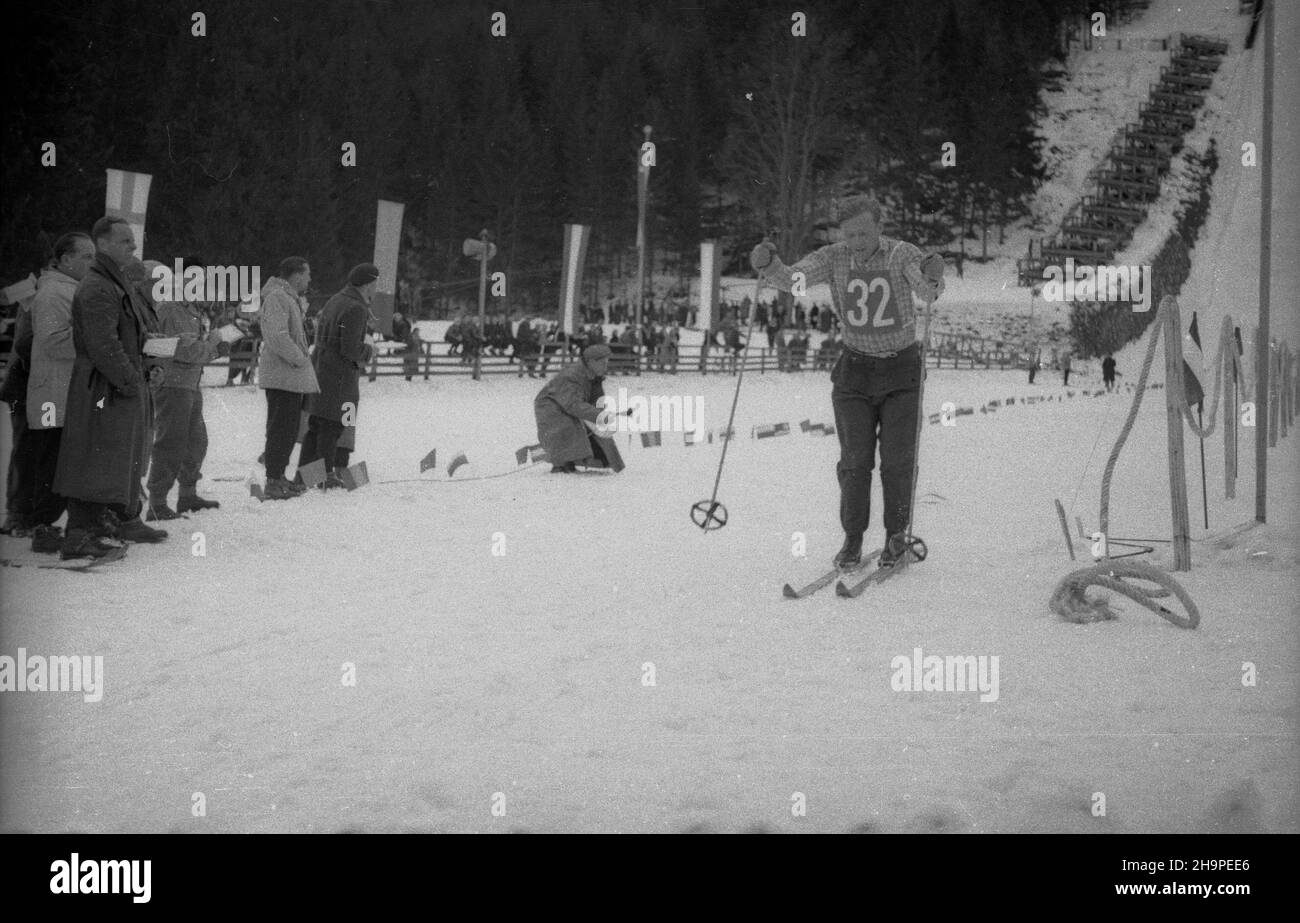 Zakopane, 1949-02-24. Od 23 lutego do 3 marca odbywa³y siê Miêdzynarodowe Zawody Narciarskie o Puchar Tatr. Zgromadzi³y one kilkudziesiêciu sportowców z Polski, Bu³garii, Czechos³owacji, Finlandii, Rumunii i Wêgier. Pierwszego dnia zawodów odby³ siê bieg mê¿czyzn na 18 kilometrów, zaliczany do kombinacji norweskiej. Start i meta znajdowa³y siê stadionie Pod Krokwi¹. Zwyciê¿y³ Jaroslav Cardal z Czechos³owacji. Nz. Karel Dvorak z Czechos³owacji na mecie biegu. pw  PAP      Zakopane, Feb. 24, 1949. International Skiing Competition for the Cup of the Tatra Mountains was held on February 23 to Marc Stock Photo