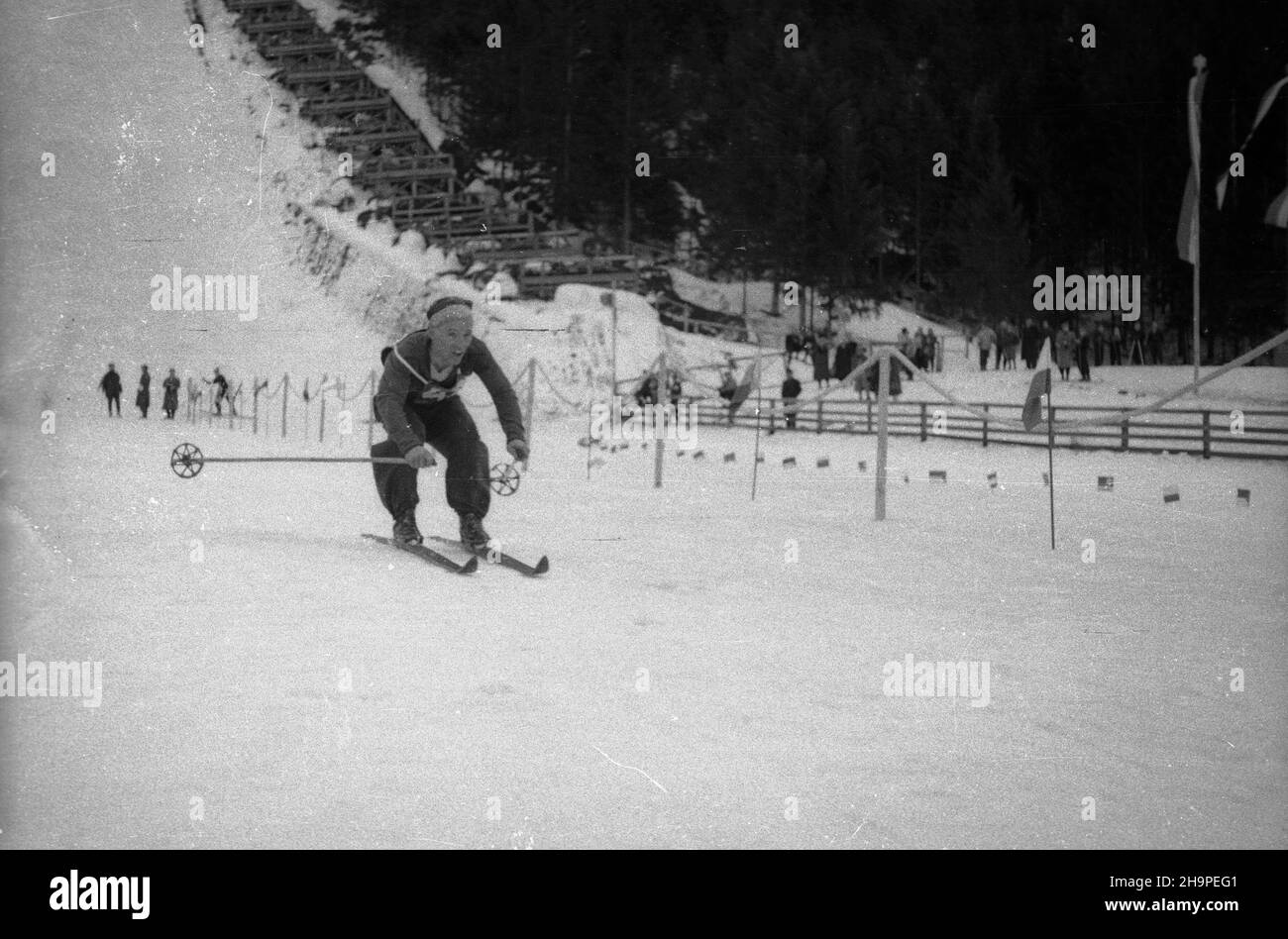 Zakopane, 1949-02-24. Od 23 lutego do 3 marca odbywa³y siê Miêdzynarodowe Zawody Narciarskie o Puchar Tatr. Zgromadzi³y one kilkudziesiêciu sportowców z Polski, Bu³garii, Czechos³owacji, Finlandii, Rumunii i Wêgier. Pierwszego dnia zawodów odby³ siê bieg mê¿czyzn na 18 kilometrów, zaliczany do kombinacji norweskiej. Start i meta znajdowa³y siê stadionie Pod Krokwi¹. Zwyciê¿y³ Jaroslav Cardal z Czechos³owacji. Nz. Stanis³aw Bukowski z Polski na mecie biegu. pw PAP Zakopane, Feb. 24, 1949. International Skiing Competition for the Cup of the Tatra Mountains was held on February 23 to March Stock Photo