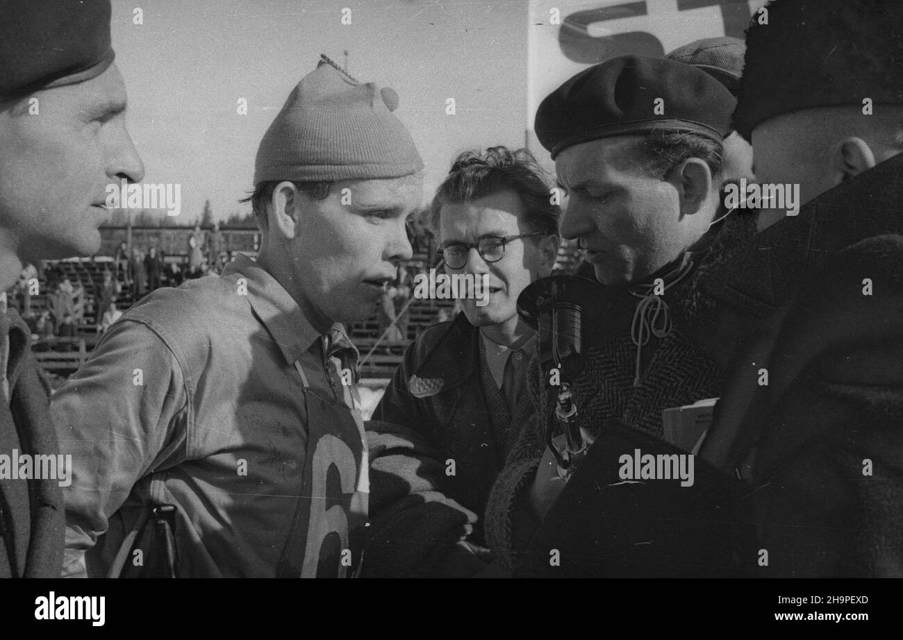 Zakopane, 1949-02-24. Od 23 lutego do 3 marca odbywa³y siê Miêdzynarodowe Zawody Narciarskie o Puchar Tatr, z udzia³em kilkudziesiêciu sportowców z Polski, Bu³garii, Czechos³owacji, Finlandii, Rumunii i Wêgier. Bieg mê¿czyzn na 18 kilometrów, zaliczany do kombinacji norweskiej, ze startem i met¹ na stadionie Pod Krokwi¹. Zwyciê¿y³ Jaroslav Cardal z Czechos³owacji. Nz. polski zawodnik Fronek Tadeusz G¹sienica (2L) udziela wywiadu sprawozdawcy Polskiego Radia Witoldowi Dobrowolskiemu (2P). Z lewej sprawozdawca PR Tadeusz Pyszkowski. pw PAP Zakopane, Feb. 24, 1949. The Tatra Mountain Cup In Stock Photo