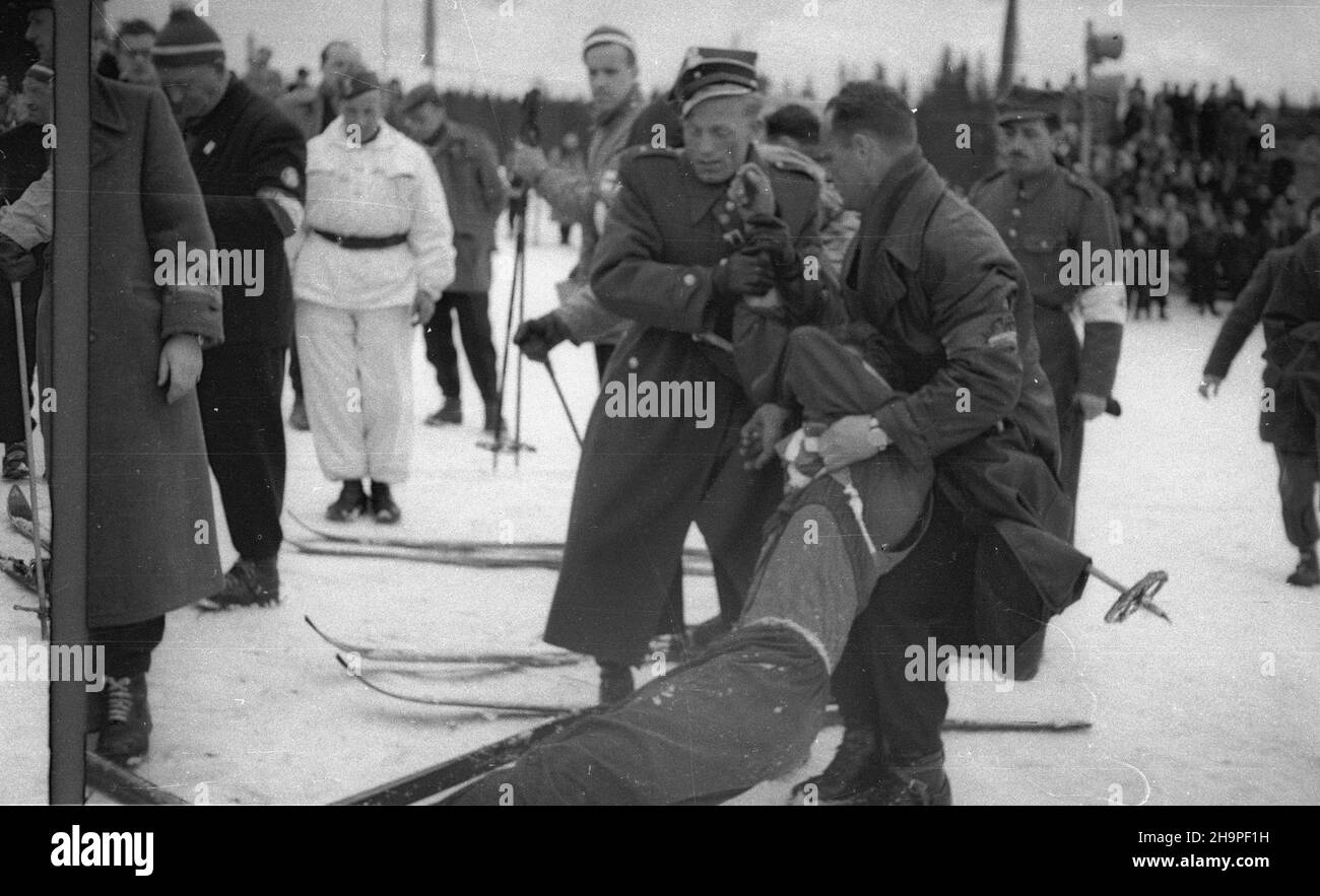Zakopane, 1949-02-24. Od 23 lutego do 3 marca odbywa³y siê Miêdzynarodowe Zawody Narciarskie o Puchar Tatr, z udzia³em kilkudziesiêciu sportowców z Polski, Bu³garii, Czechos³owacji, Finlandii, Rumunii i Wêgier. Bieg mê¿czyzn na 18 kilometrów, zaliczany do kombinacji norweskiej, ze startem i met¹ na stadionie Pod Krokwi¹. Zwyciê¿y³ Jaroslav Cardal z Czechos³owacji. Nz. jeden z zawodników zas³ab³ na mecie. pw PAP Zakopane, Feb. 24, 1949. The Tatra Mountain Cup International Skiing Competition was held on 23 February to March 3, bringing together several dozen competitors from Poland, Bulga Stock Photo