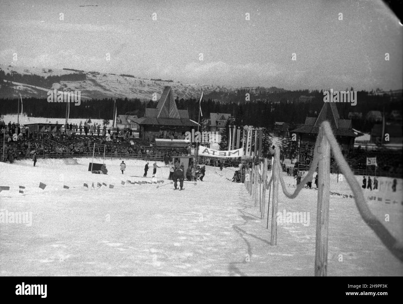 Zakopane, 1949-02-24. Od 23 lutego do 3 marca odbywa³y siê Miêdzynarodowe Zawody Narciarskie o Puchar Tatr, z udzia³em kilkudziesiêciu sportowców z Polski, Bu³garii, Czechos³owacji, Finlandii, Rumunii i Wêgier. Bieg mê¿czyzn na 18 kilometrów, zaliczany do kombinacji norweskiej, ze startem i met¹ na stadionie Pod Krokwi¹. Zwyciê¿y³ Jaroslav Cardal z Czechos³owacji. pw PAP Zakopane, Feb. 24, 1949. The Tatra Mountain Cup International Skiing Competition was held on 23 February to March 3, bringing together several dozen competitors from Poland, Bulgaria, Czechoslovakia, Finland, Romania an Stock Photo