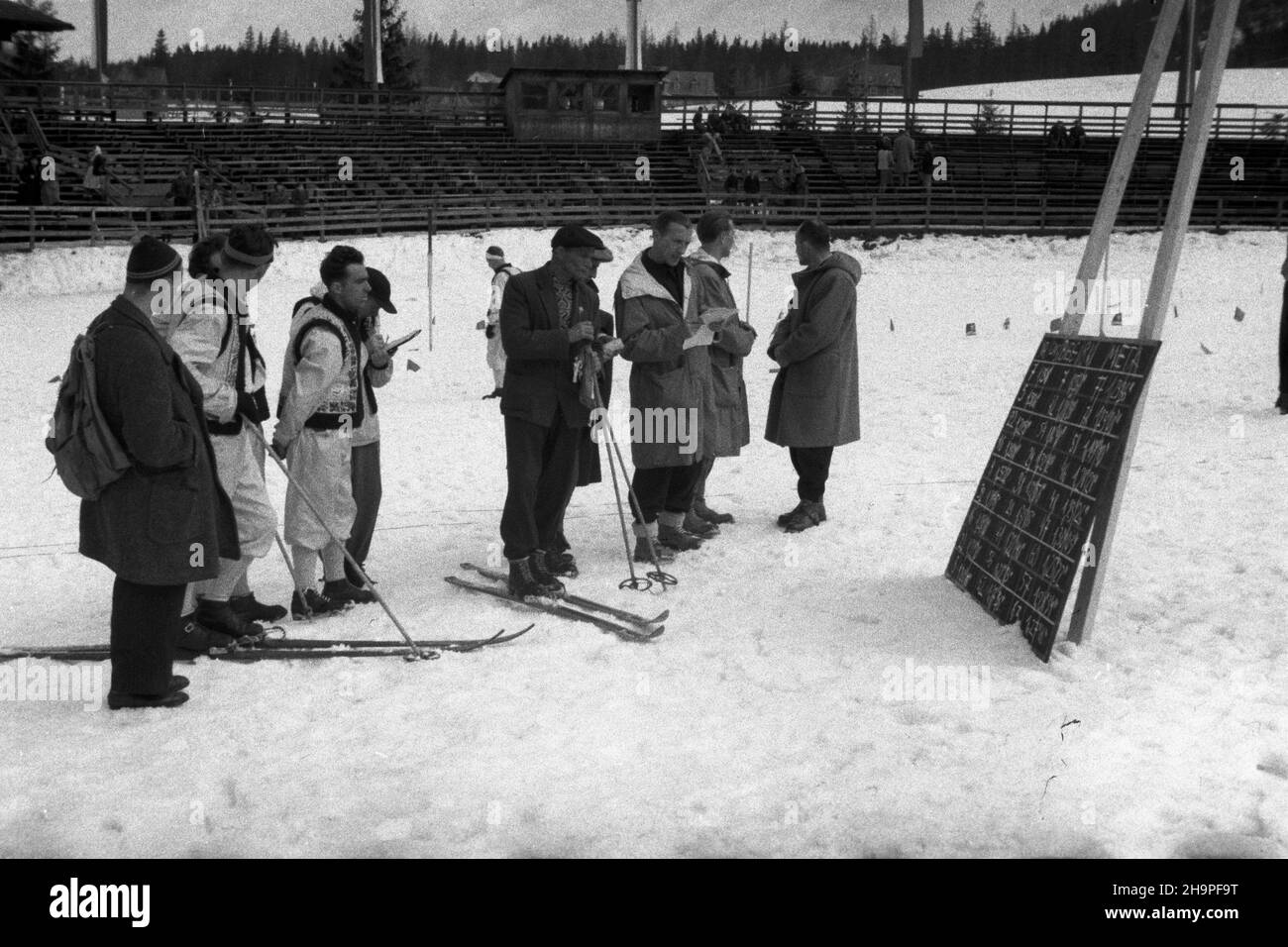 Zakopane, 1949-02-24. Od 23 lutego do 3 marca odbywa³y siê Miêdzynarodowe Zawody Narciarskie o Puchar Tatr, z udzia³em kilkudziesiêciu sportowców z Polski, Bu³garii, Czechos³owacji, Finlandii, Rumunii i Wêgier. Pierwszego dnia odby³ siê bieg mê¿czyzn na 18 kilometrów, zaliczany do kombinacji norweskiej, ze startem i met¹ na stadionie Pod Krokwi¹. Nz. tablica wyników. pw PAP Zakopane, Feb. 24, 1949. The Tatra Mountain Cup International Skiing Competition was held on 23 February to March 3, bringing together several dozen competitors from Poland, Bulgaria, Czechoslovakia, Finland, Romania Stock Photo