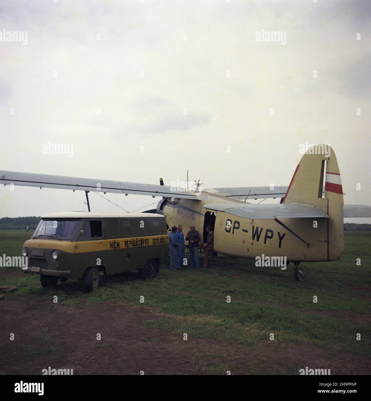Wêgry 05.1980. Samolot wielozadaniowy An-2R - wersja rolnicza wyposa¿ona w zbiornik na 1300 kg substancji chemicznych. Samolot zaprojektowany przez Rosjanina Olega Antonowa, w Polsce produkowany w Mielcu. uu  PAP/Wojciech Kryñski    Dok³adny dzieñ wydarzenia nieustalony.         Hungary May 1980. The An-2R - agricultural version with a container for 1300 kg of chemical substances. The plane, designed by Russian Oleg Antonov is made by the Polish plant in Mielec.   uu  PAP/Wojciech Krynski    Exact date unknown. Stock Photo