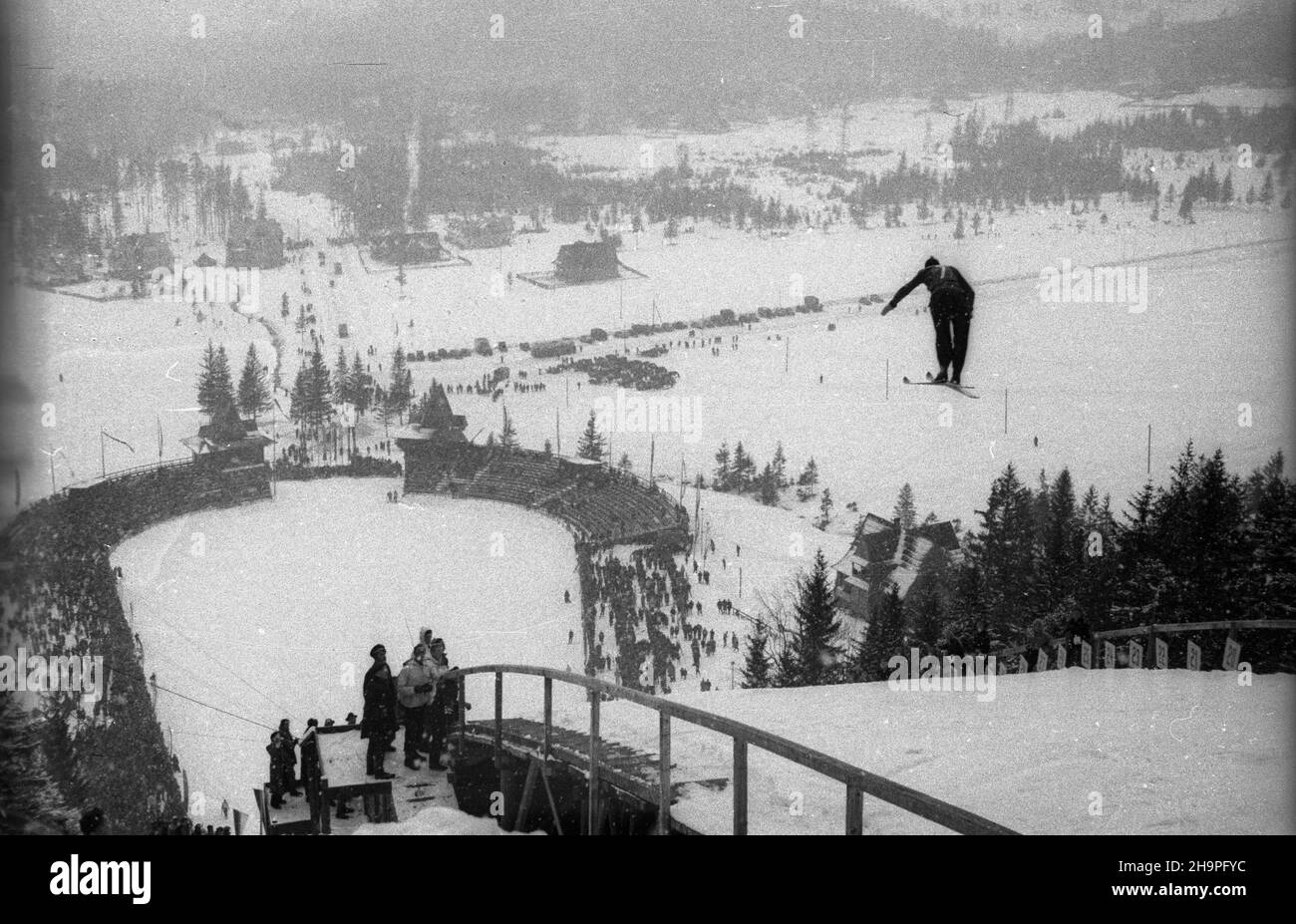 Zakopane, 1949-02-25. Od 23 lutego do 3 marca odbywa³y siê Miêdzynarodowe Zawody Narciarskie o Puchar Tatr. Zgromadzi³y one kilkudziesiêciu sportowców z Polski, Bu³garii, Czechos³owacji, Finlandii, Rumunii i Wêgier. Drugiego dnia zawodów odby³ siê konkurs skoków na Wielkiej Krokwi, zaliczanych do kombinacji norweskiej. Zwyciêzc¹ konkursu by³ Jan Kula. Nz. skacze w pierwszej serii Bohumil Kosour z Czechos³owacji. pw PAP Zakopane, Feb. 25, 1949. International Skiing Competition for the Cup of the Tatra Mountains was held on February 23 to March 3. The competition brought together several Stock Photo