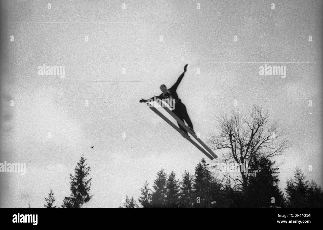 Zakopane, 1949-02-25. Od 23 lutego do 3 marca odbywa³y siê Miêdzynarodowe Zawody Narciarskie o Puchar Tatr. Zgromadzi³y one kilkudziesiêciu sportowców z Polski, Bu³garii, Czechos³owacji, Finlandii, Rumunii i Wêgier. Drugiego dnia zawodów odby³ siê konkurs skoków na Wielkiej Krokwi, zaliczanych do kombinacji norweskiej. Nz. skacze w drugiej serii Stefan Dziedzic z Polski. pw PAP Zakopane, Feb. 25, 1949. International Skiing Competition for the Cup of the Tatra Mountains was held on February 23 to March 3. The competition brought together several dozen sportsmen from Poland, Bulgaria, Cze Stock Photo