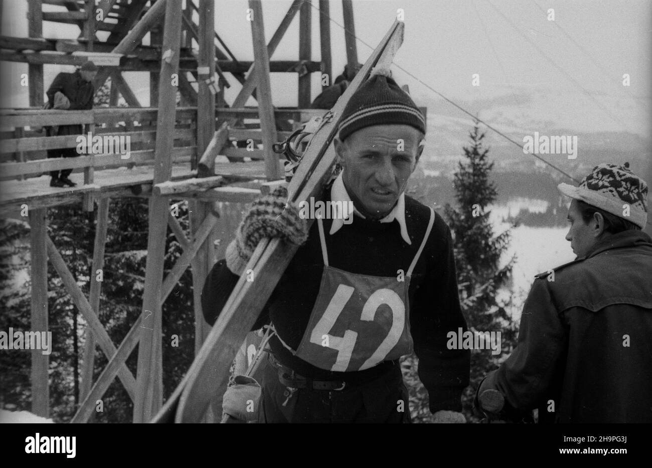 Zakopane, 1949-02-25. Od 23 lutego do 3 marca odbywa³y siê Miêdzynarodowe Zawody Narciarskie o Puchar Tatr. Zgromadzi³y one kilkudziesiêciu sportowców z Polski, Bu³garii, Czechos³owacji, Finlandii, Rumunii i Wêgier. Drugiego dnia zawodów odby³ siê konkurs skoków na Wielkiej Krokwi, zaliczanych do kombinacji norweskiej. Zwyciêzc¹ konkursu by³ Jan Kula. Nz. Stanis³aw Bukowski z Polski. pw PAP Zakopane, Feb. 25, 1949. International Skiing Competition for the Cup of the Tatra Mountains was held on February 23 to March 3. The competition brought together several dozen sportsmen from Poland, Stock Photo