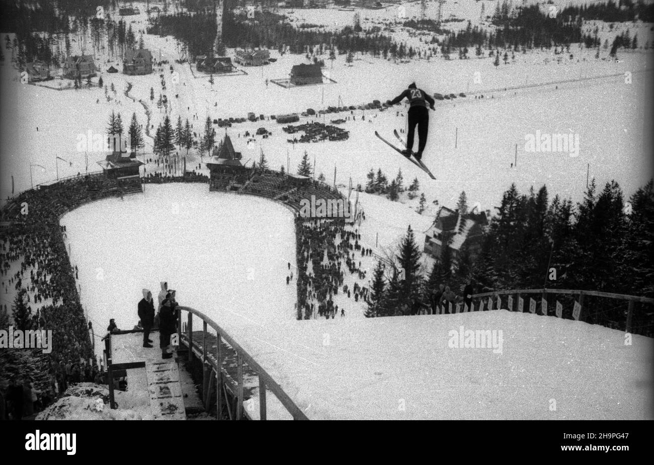 Zakopane, 1949-02-25. Od 23 lutego do 3 marca odbywa³y siê Miêdzynarodowe Zawody Narciarskie o Puchar Tatr. Zgromadzi³y one kilkudziesiêciu sportowców z Polski, Bu³garii, Czechos³owacji, Finlandii, Rumunii i Wêgier. Drugiego dnia zawodów odby³ siê konkurs skoków na Wielkiej Krokwi, zaliczanych do kombinacji norweskiej. Zwyciêzc¹ konkursu by³ Jan Kula. Nz. skacze w pierwszej serii Ion Ladislav z Czechos³owacji. pw PAP Zakopane, Feb. 25, 1949. International Skiing Competition for the Cup of the Tatra Mountains was held on February 23 to March 3. The competition brought together several do Stock Photo