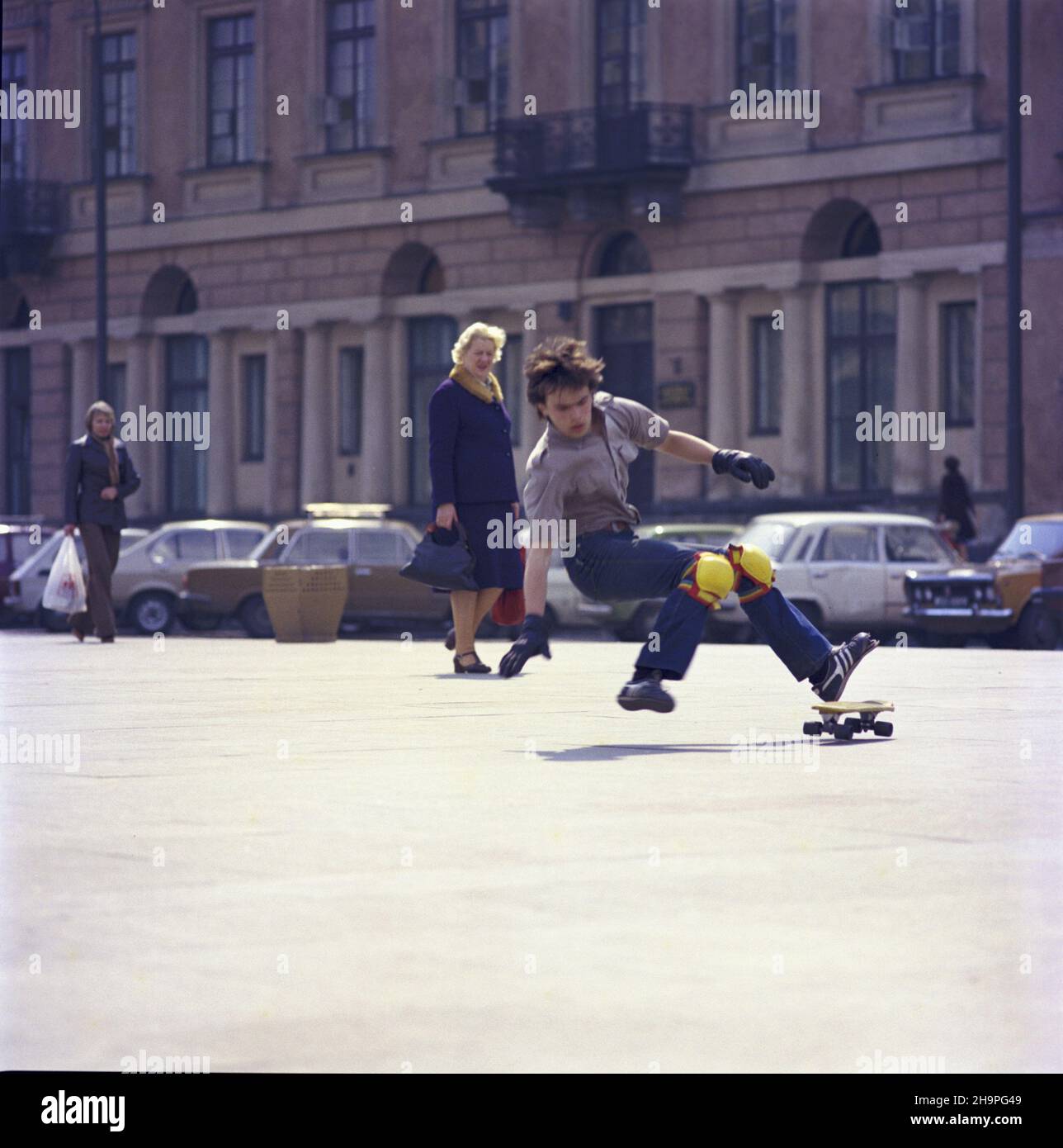 Warszawa 05.1980. Skateboarding czyli jazda na deskorolce zyskuje