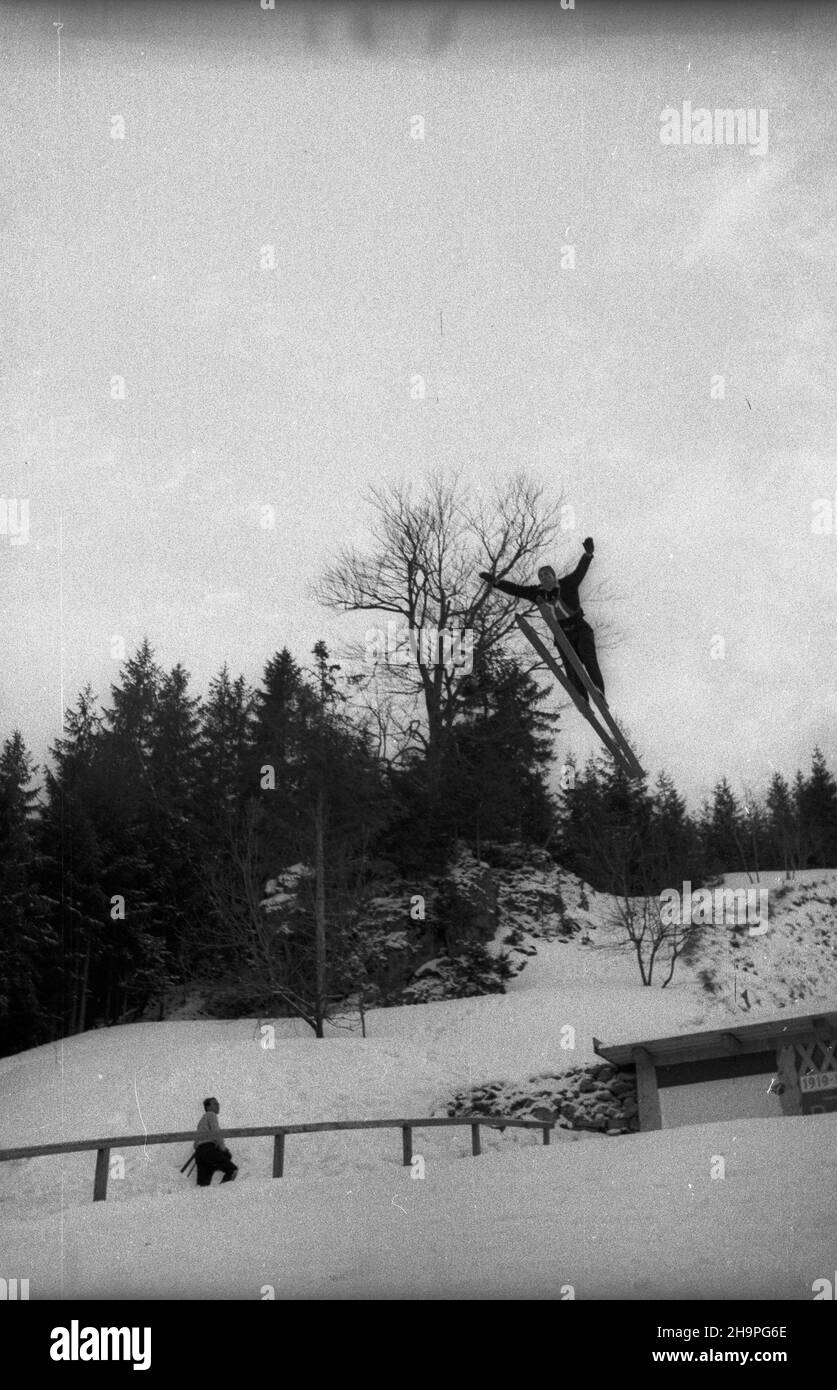 Zakopane, 1949-02-25. Od 23 lutego do 3 marca odbywa³y siê Miêdzynarodowe Zawody Narciarskie o Puchar Tatr. Zgromadzi³y one kilkudziesiêciu sportowców z Polski, Bu³garii, Czechos³owacji, Finlandii, Rumunii i Wêgier. Drugiego dnia zawodów odby³ siê konkurs skoków na Wielkiej Krokwi, zaliczanych do kombinacji norweskiej. Nz. skacze w trzeciej serii Stefan Dziedzic z Polski. pw  PAP      Zakopane, Feb. 25, 1949. International Skiing Competition for the Cup of the Tatra Mountains was held on February 23 to March 3.  The competition brought together several dozen sportsmen from Poland, Bulgaria, Cz Stock Photo
