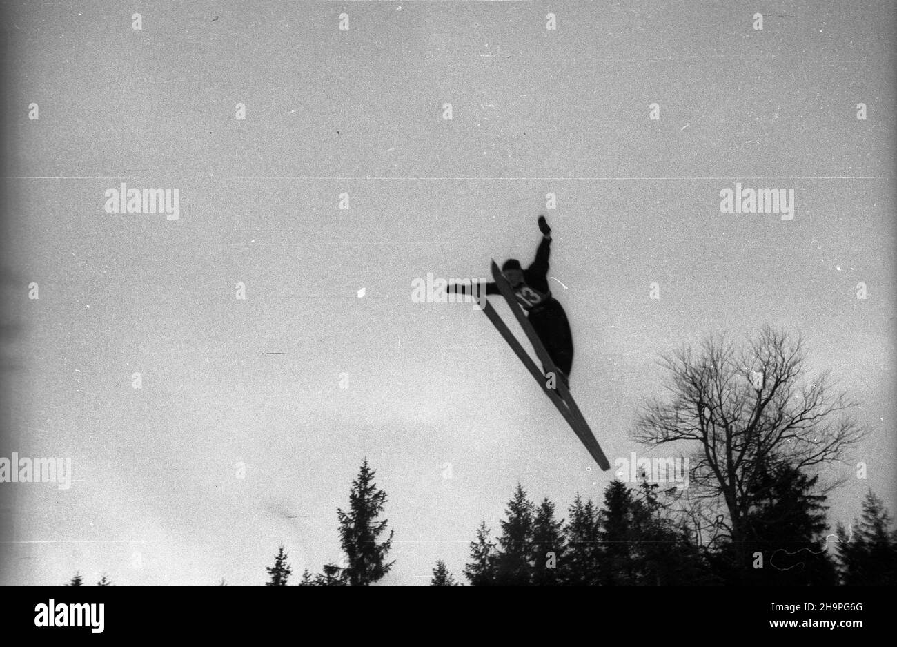 Zakopane, 1949-02-25. Od 23 lutego do 3 marca odbywa³y siê Miêdzynarodowe Zawody Narciarskie o Puchar Tatr. Zgromadzi³y one kilkudziesiêciu sportowców z Polski, Bu³garii, Czechos³owacji, Finlandii, Rumunii i Wêgier. Drugiego dnia zawodów odby³ siê konkurs skoków na Wielkiej Krokwi, zaliczanych do kombinacji norweskiej. Nz. skacze w trzeciej serii Kazimierz Szeliga z Polski. pw PAP Zakopane, Feb. 25, 1949. International Skiing Competition for the Cup of the Tatra Mountains was held on February 23 to March 3. The competition brought together several dozen sportsmen from Poland, Bulgaria, Stock Photo