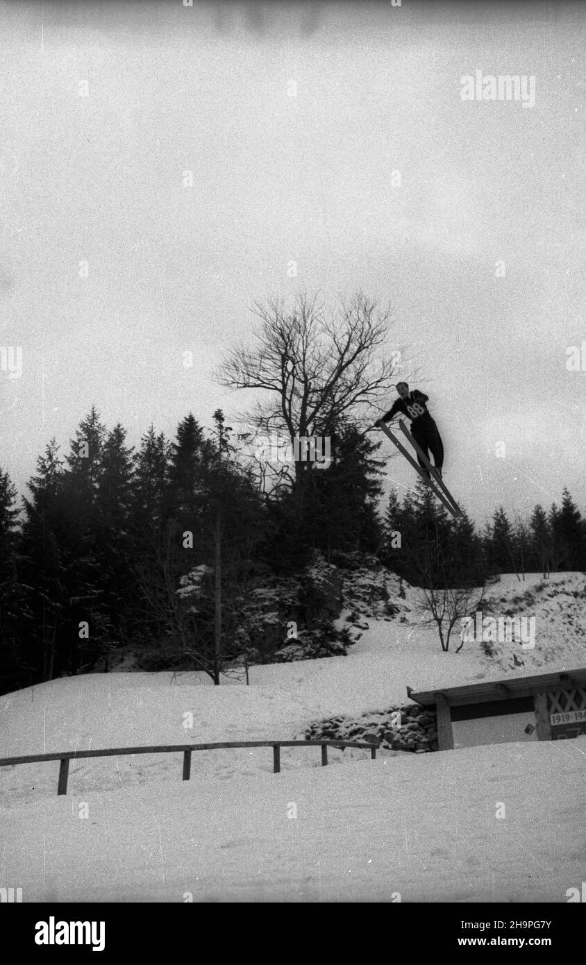 Zakopane, 1949-02-25. Od 23 lutego do 3 marca odbywa³y siê Miêdzynarodowe Zawody Narciarskie o Puchar Tatr. Zgromadzi³y one kilkudziesiêciu sportowców z Polski, Bu³garii, Czechos³owacji, Finlandii, Rumunii i Wêgier. Drugiego dnia zawodów odby³ siê konkurs skoków na Wielkiej Krokwi, zaliczanych do kombinacji norweskiej. Nz. skacze w trzeciej serii Antoni Wieczorek z Polski. pw PAP Zakopane, Feb. 25, 1949. International Skiing Competition for the Cup of the Tatra Mountains was held on February 23 to March 3. The competition brought together several dozen sportsmen from Poland, Bulgaria, C Stock Photo