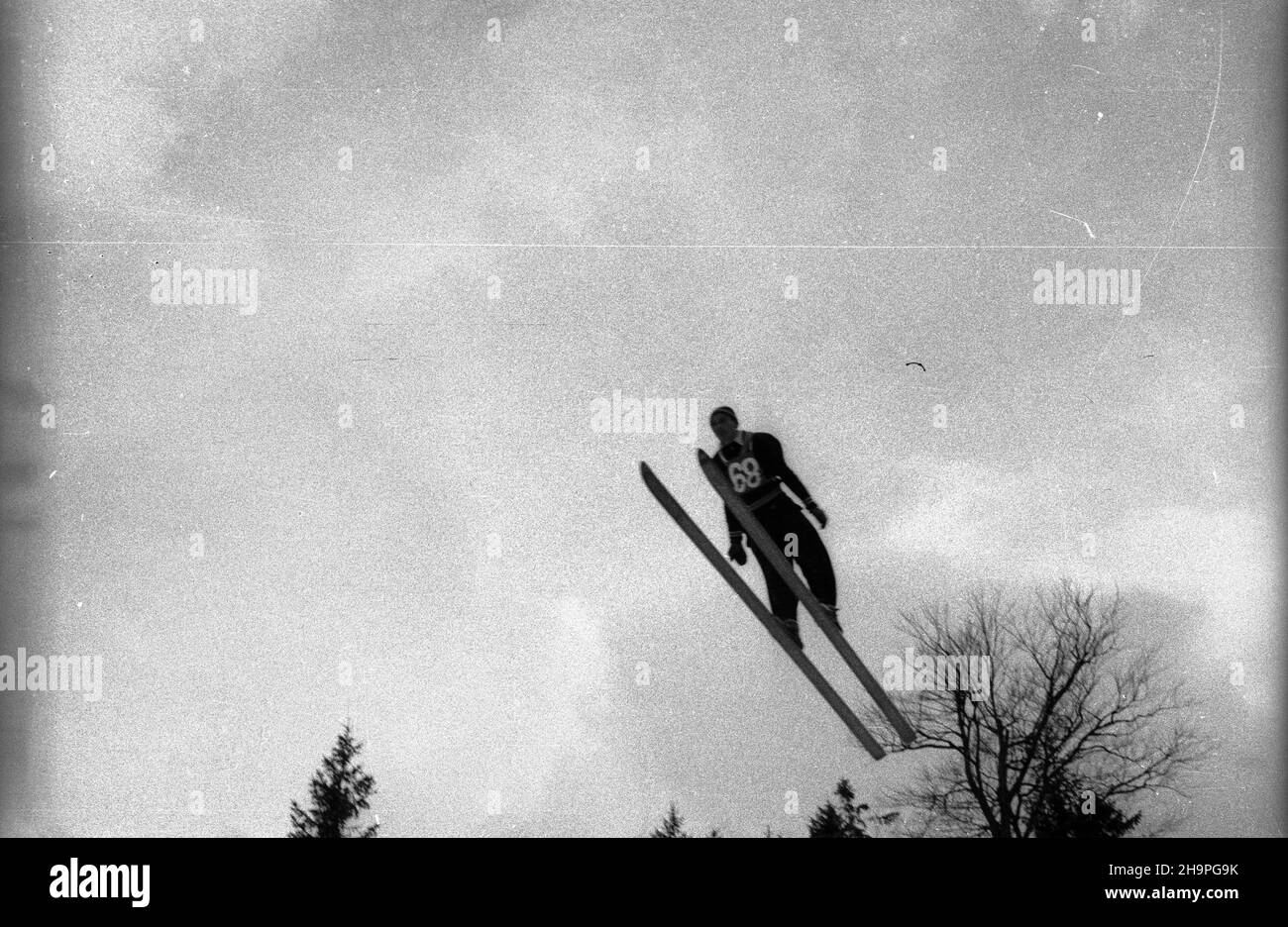 Zakopane, 1949-02-25. Od 23 lutego do 3 marca odbywa³y siê Miêdzynarodowe Zawody Narciarskie o Puchar Tatr. Zgromadzi³y one kilkudziesiêciu sportowców z Polski, Bu³garii, Czechos³owacji, Finlandii, Rumunii i Wêgier. Drugiego dnia zawodów odby³ siê konkurs skoków na Wielkiej Krokwi, zaliczanych do kombinacji norweskiej. Nz. skacze w drugiej serii Tadeusz Kwapieñ z Polski. pw PAP Zakopane, Feb. 25, 1949. International Skiing Competition for the Cup of the Tatra Mountains was held on February 23 to March 3. The competition brought together several dozen sportsmen from Poland, Bulgaria, Cze Stock Photo