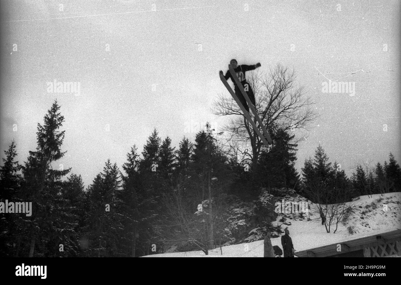 Zakopane, 1949-02-25. Od 23 lutego do 3 marca odbywa³y siê Miêdzynarodowe Zawody Narciarskie o Puchar Tatr. Zgromadzi³y one kilkudziesiêciu sportowców z Polski, Bu³garii, Czechos³owacji, Finlandii, Rumunii i Wêgier. Drugiego dnia zawodów odby³ siê konkurs skoków na Wielkiej Krokwi, zaliczanych do kombinacji norweskiej. Nz. skacze w drugiej serii Stanis³aw Bukowski z Polski. pw PAP Zakopane, Feb. 25, 1949. International Skiing Competition for the Cup of the Tatra Mountains was held on February 23 to March 3. The competition brought together several dozen sportsmen from Poland, Bulgaria, Stock Photo