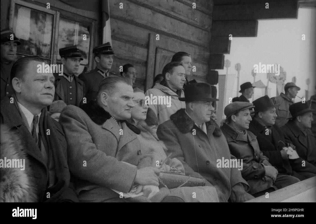 Zakopane, 1949-02-25. W Miêdzynarodowych Zawodach Narciarskich o Puchar Tatr wziê³o udzia³ przesz³o 250 zawodników i zawodniczek reprezentuj¹cych szeœæ pañstw: Czechos³owacjê, Wêgry, Rumuniê, Bu³gariê, Finlandiê i Polskê. Otwarty konkurs skoków obejrza³o na stadionie PZN (Polski Zwi¹zek Narciarski) pod Krokwi¹ dwadzieœcia tysiêcy widzów. Konkurs skoków z lo¿y honorowej obserwowali przedstawiciele najwy¿szych w³adz Polski. Nz. siedz¹ m.in.: dyrektor Departamentu Teatru Ministerstwa Kultury i Sztuki, literat Stanis³aw Ryszard Dobrowolski (L), minister pracy i opieki spo³ecznej Kazimierz Rusinek Stock Photo