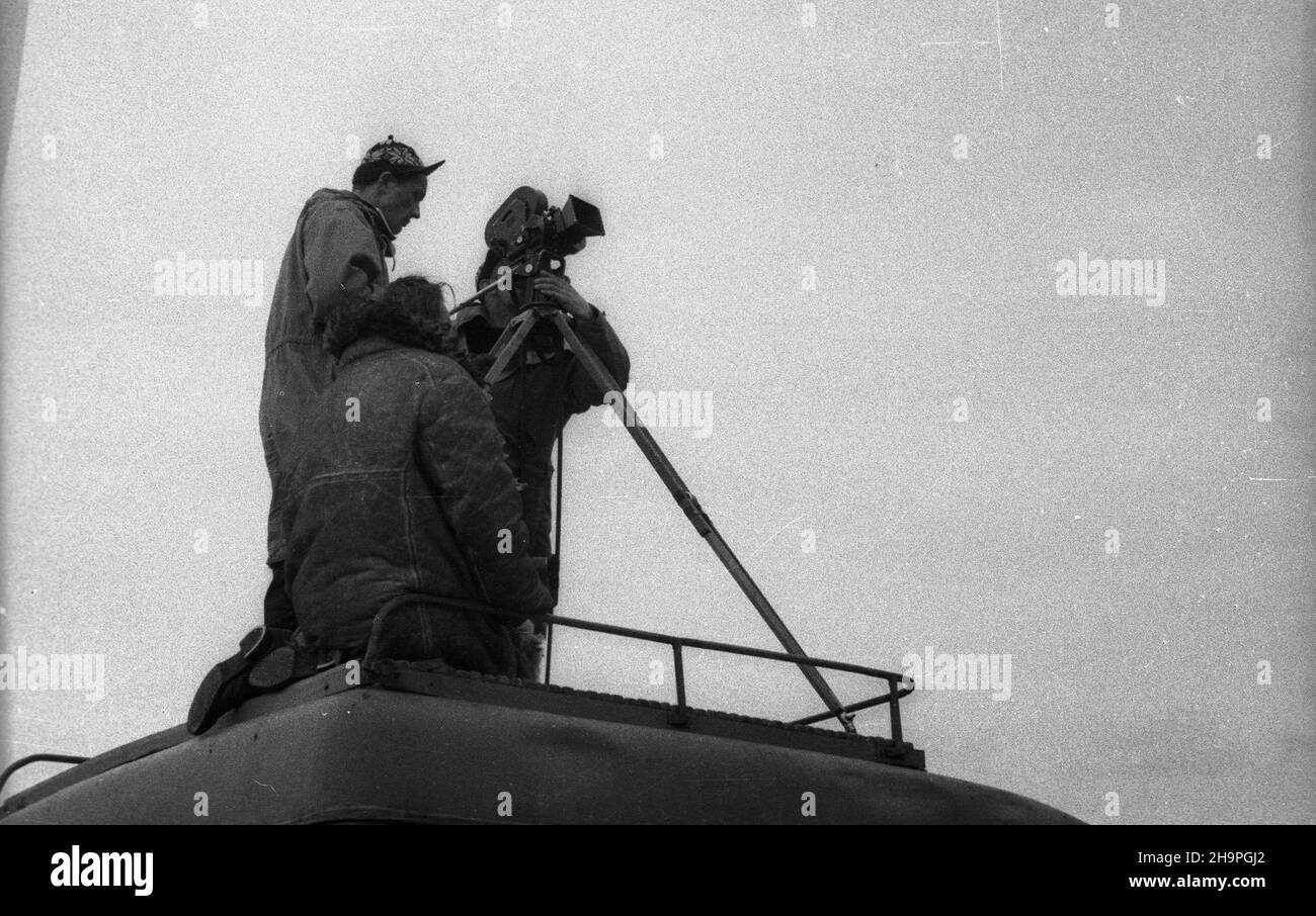Zakopane, 1949-02-25. W Miêdzynarodowych Zawodach Narciarskich o Puchar Tatr wziê³o udzia³ przesz³o 250 zawodników i zawodniczek reprezentuj¹cych szeœæ pañstw: Czechos³owacjê, Wêgry, Rumuniê, Bu³gariê, Finlandiê i Polskê. Otwarty konkurs skoków obejrza³o na stadionie PZN (Polski Zwi¹zek Narciarski) pod Krokwi¹ dwadzieœcia tysiêcy widzów. Nz. operatorzy Polskiej Kroniki Filmowej, za kamer¹ Karol Szczeciñski. uu PAP Zakopane, Feb. 25, 1949. The Tatra Mountain Cup International Skiing Competition brought together over 250 competitors from 6 countries: Czechoslovakia, Hungary, Romania, Bulga Stock Photo