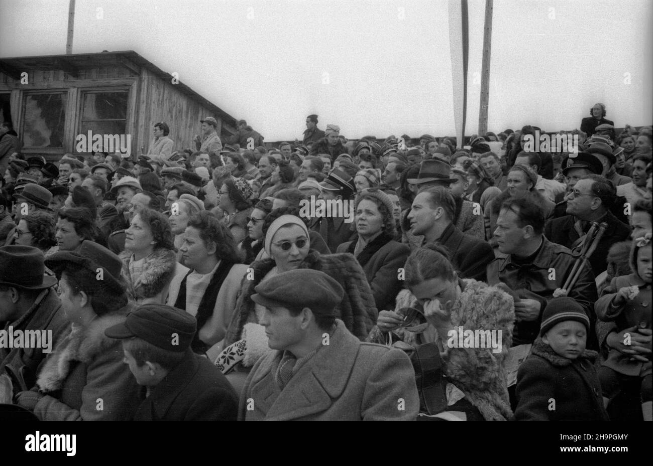 Zakopane, 1949-02-25. W Miêdzynarodowych Zawodach Narciarskich o Puchar Tatr wziê³o udzia³ przesz³o 250 zawodników i zawodniczek reprezentuj¹cych szeœæ pañstw: Czechos³owacjê, Wêgry, Rumuniê, Bu³gariê, Finlandiê i Polskê. Otwarty konkurs skoków obejrza³o na stadionie PZN (Polski Zwi¹zek Narciarski) pod Krokwi¹ dwadzieœcia tysiêcy widzów. uu  PAP      Zakopane, Feb. 25, 1949. The Tatra Mountain Cup International Skiing Competition brought together over 250 competitors from 6 countries: Czechoslovakia, Hungary, Romania, Bulgaria, Finland and Poland. A ski jump event was watched by 20,000 people Stock Photo