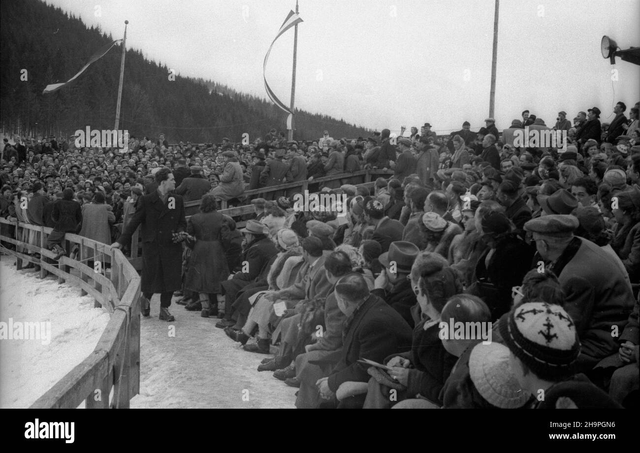 Zakopane, 1949-02-25. W Miêdzynarodowych Zawodach Narciarskich o Puchar Tatr wziê³o udzia³ przesz³o 250 zawodników i zawodniczek reprezentuj¹cych szeœæ pañstw: Czechos³owacjê, Wêgry, Rumuniê, Bu³gariê, Finlandiê i Polskê. Otwarty konkurs skoków obejrza³o na stadionie PZN (Polski Zwi¹zek Narciarski) pod Krokwi¹ dwadzieœcia tysiêcy widzów. uu PAP Zakopane, Feb. 25, 1949. The Tatra Mountain Cup International Skiing Competition brought together over 250 competitors from 6 countries: Czechoslovakia, Hungary, Romania, Bulgaria, Finland and Poland. A ski jump event was watched by 20,000 people Stock Photo