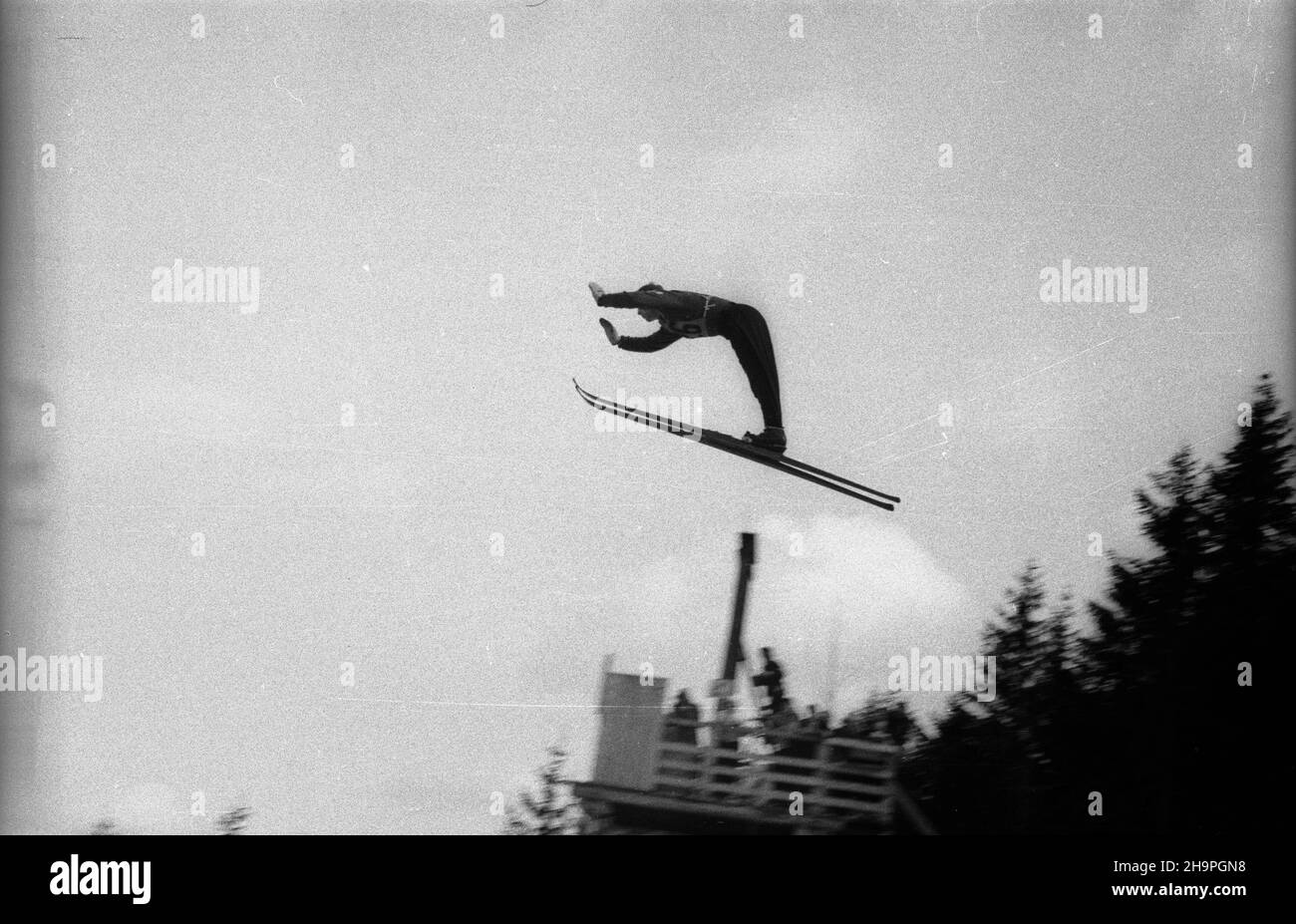 Zakopane, 1949-02-25. W Miêdzynarodowych Zawodach Narciarskich o Puchar Tatr wziê³o udzia³ przesz³o 250 zawodników i zawodniczek reprezentuj¹cych szeœæ pañstw: Czechos³owacjê, Wêgry, Rumuniê, Bu³gariê, Finlandiê i Polskê. Otwarty konkurs skoków obejrza³o na stadionie PZN (Polski Zwi¹zek Narciarski) pod Krokwi¹ dwadzieœcia tysiêcy widzów. uu PAP Zakopane, Feb. 25, 1949. The Tatra Mountain Cup International Skiing Competition brought together over 250 competitors from 6 countries: Czechoslovakia, Hungary, Romania, Bulgaria, Finland and Poland. A ski jump event was watched by 20,000 people Stock Photo