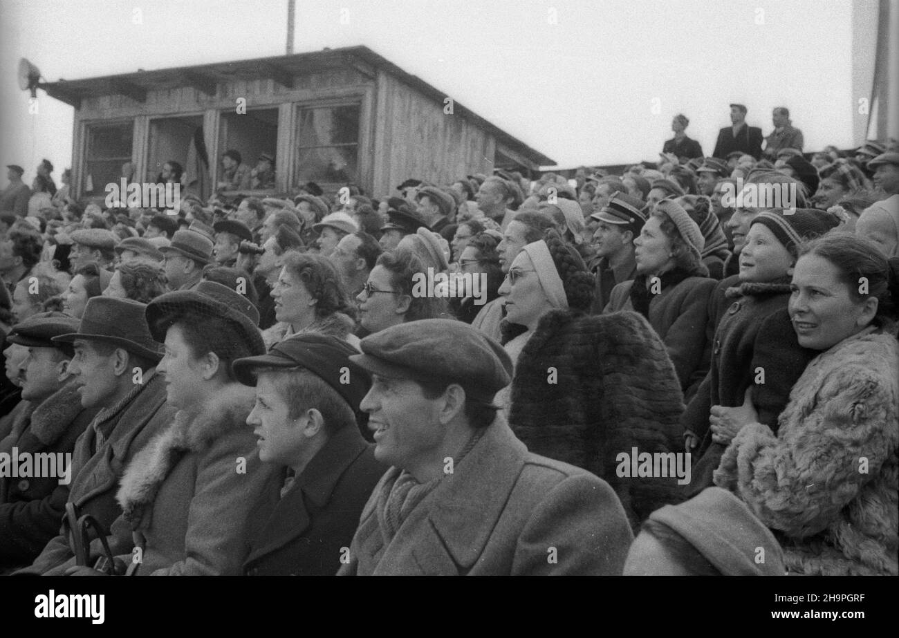 Zakopane, 1949-02-25. W Miêdzynarodowych Zawodach Narciarskich o Puchar Tatr wziê³o udzia³ przesz³o 250 zawodników i zawodniczek reprezentuj¹cych szeœæ pañstw: Czechos³owacjê, Wêgry, Rumuniê, Bu³gariê, Finlandiê i Polskê. Otwarty konkurs skoków obejrza³o na stadionie PZN (Polski Zwi¹zek Narciarski) pod Krokwi¹ dwadzieœcia tysiêcy widzów. uu PAP Zakopane, Feb. 25, 1949. The Tatra Mountain Cup International Skiing Competition brought together over 250 competitors from 6 countries: Czechoslovakia, Hungary, Romania, Bulgaria, Finland and Poland. A ski jump event was watched by 20,000 people Stock Photo