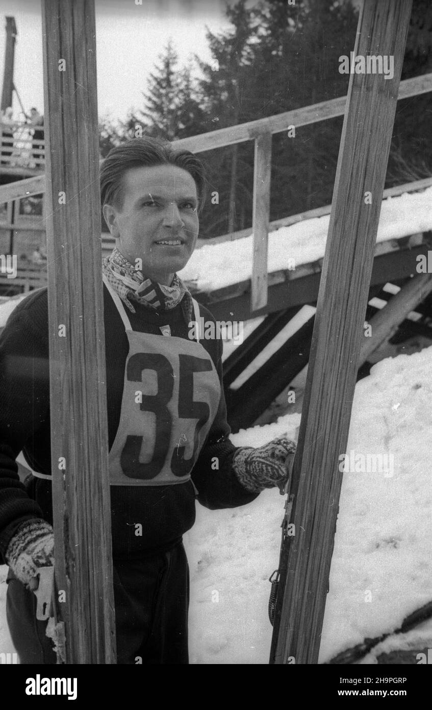 Zakopane, 1949-02-25. W Miêdzynarodowych Zawodach Narciarskich o Puchar Tatr wziê³o udzia³ przesz³o 250 zawodników i zawodniczek reprezentuj¹cych szeœæ pañstw: Czechos³owacjê, Wêgry, Rumuniê, Bu³gariê, Finlandiê i Polskê. Otwarty konkurs skoków obejrza³o na stadionie PZN (Polski Zwi¹zek Narciarski) pod Krokwi¹ dwadzieœcia tysiêcy widzów. Nz. zawodnik polski Jan G¹sienica-Ciaptak. uu PAP Zakopane, Feb. 25, 1949. The Tatra Mountain Cup International Skiing Competition brought together over 250 competitors from 6 countries: Czechoslovakia, Hungary, Romania, Bulgaria, Finland and Poland. A s Stock Photo
