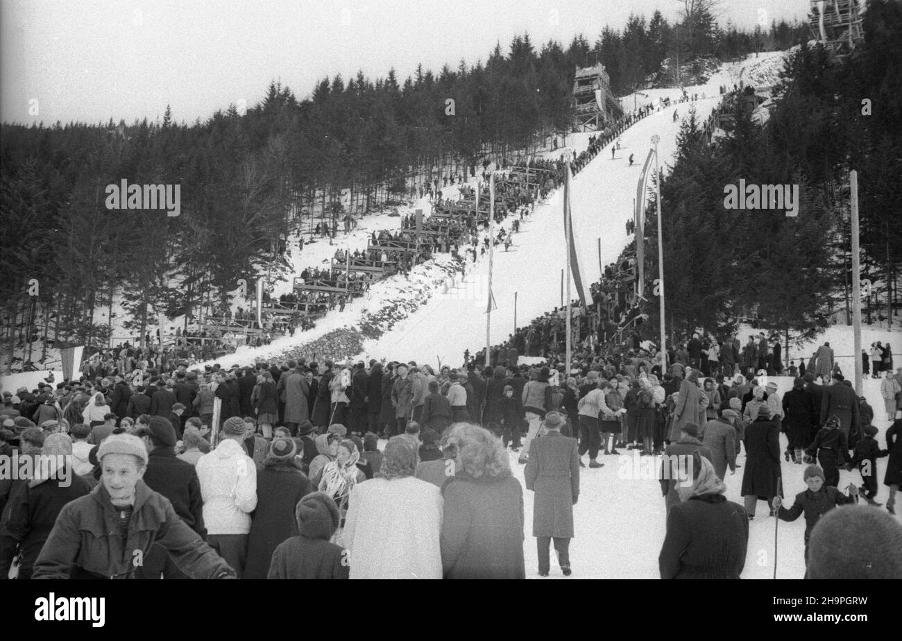Zakopane, 1949-02-25. W Miêdzynarodowych Zawodach Narciarskich o Puchar Tatr wziê³o udzia³ przesz³o 250 zawodników i zawodniczek reprezentuj¹cych szeœæ pañstw: Czechos³owacjê, Wêgry, Rumuniê, Bu³gariê, Finlandiê i Polskê. Otwarty konkurs skoków obejrza³o na stadionie PZN (Polski Zwi¹zek Narciarski) pod Krokwi¹ dwadzieœcia tysiêcy widzów. uu PAP Zakopane, Feb. 25, 1949. The Tatra Mountain Cup International Skiing Competition brought together over 250 competitors from 6 countries: Czechoslovakia, Hungary, Romania, Bulgaria, Finland and Poland. A ski jump event was watched by 20,000 people Stock Photo