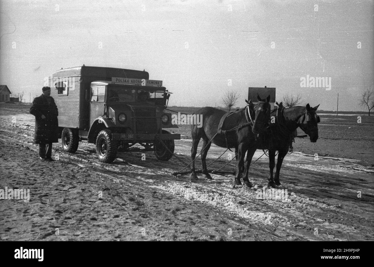Polska, 1949-03. Topniej¹cy œnieg utrudnia poruszanie siê po drogach ca³ego kraju. Nz. samochód Polskiej Kroniki Filmowej (PKF), który utkn¹³ w poœniegowym b³ocie, trzeba by³o wyci¹gn¹æ koñmi.  mw  PAP    Dok³adny dzieñ wydarzenia nieustalony.      Poland, March 1949. Melting snow hindered road traffic across Poland. Pictured: horses were used to get out a Polish Newsreel (PKF) car which got stuck in mud.   mw  PAP Stock Photo