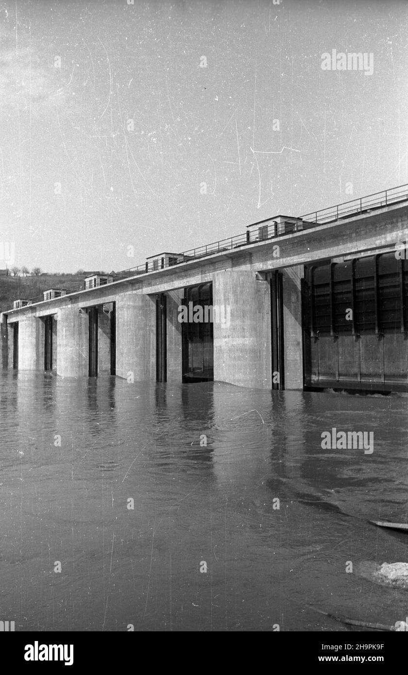 Czchów, 1949-03. Zapora wodna i zbiornik wyrównawczy dla Jeziora Ro¿nowskiego budowano w latach 1938-1948. Zapora betonowa ma ok. 350 m d³ugoœci i 16 m wysokoœci.  pw  PAP    Dok³adny dzieñ wydarzenia nieustalony.      Czchow, March 1949.The dam and the equalising tank for the Roznowskie Lake was built from 1938 to 1948. The concrete dam is 350 metre-long and 16-metre high.   pw  PAP Stock Photo