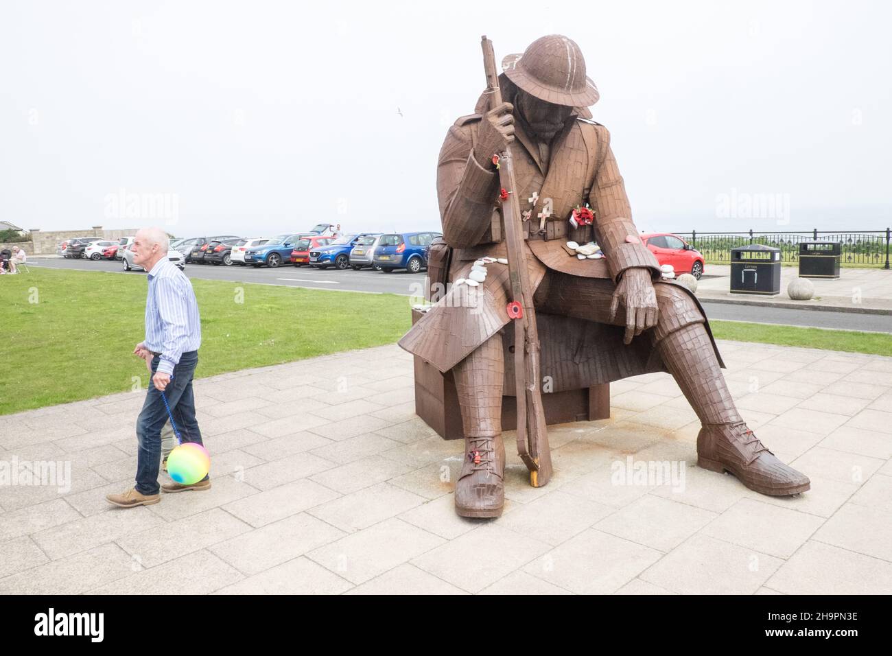 Huge,big,statue,of,soldier,Tommy, World War One, Soldier Sculpture, Eleven 'O' One,tribute,to,fallen,soldiers,at,Seaham,town,centre,at,Seaham,Seaham Beach,a,popular,location,for,this,hobby,pastime,jewellery,makers,craft,design,Durham,Coast,Durham Coast Path,Durham Coast,coastline,County Durham,North,North East,England,English,Britain,British,UK,GB,Great Britain,Europe,European,UK,United Kingdom Stock Photo