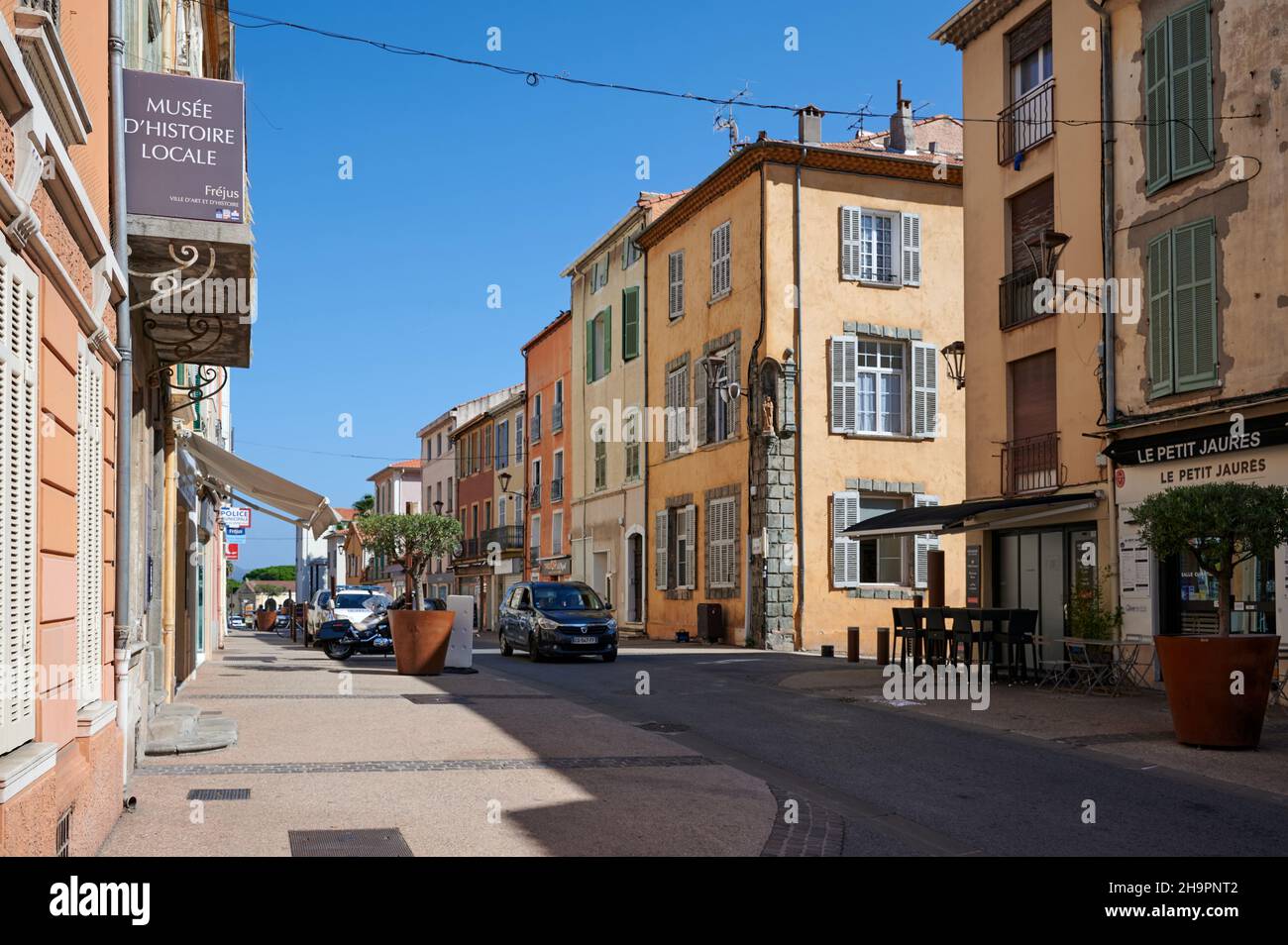 Frejus (south-eastern France): “rue Jean Jaures”, shopping street in the  town centre Stock Photo - Alamy