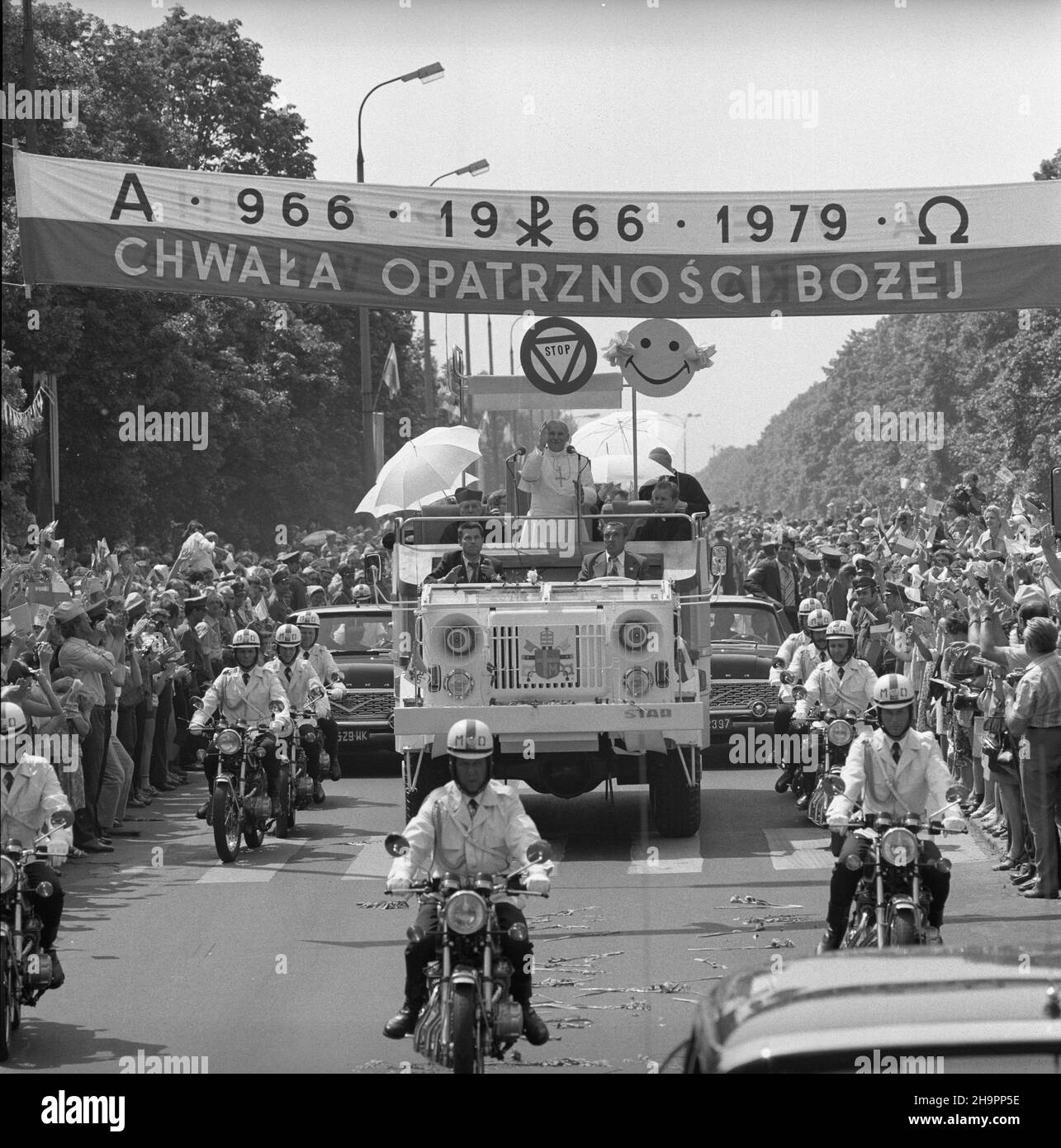 Warszawa 02.06.1979. I pielgrzymka papie¿a Jana Paw³a II do Polski. Nz. przejazd Ojca Œwiêtego z lotniska Okêcie, w specjalnie skonstruowanym terenowym samochodzie marki Star. meg PAP/Jan Morek Warsaw, Poland, 02 June 1979. Pope John Paul II (C) in the car greets crowds during a ride by the streets of Warsaw from Okecie Airport in Warsaw. Pope John Paul II is on a first pilgrimage to Poland. PAP/JAN MOREK Stock Photo