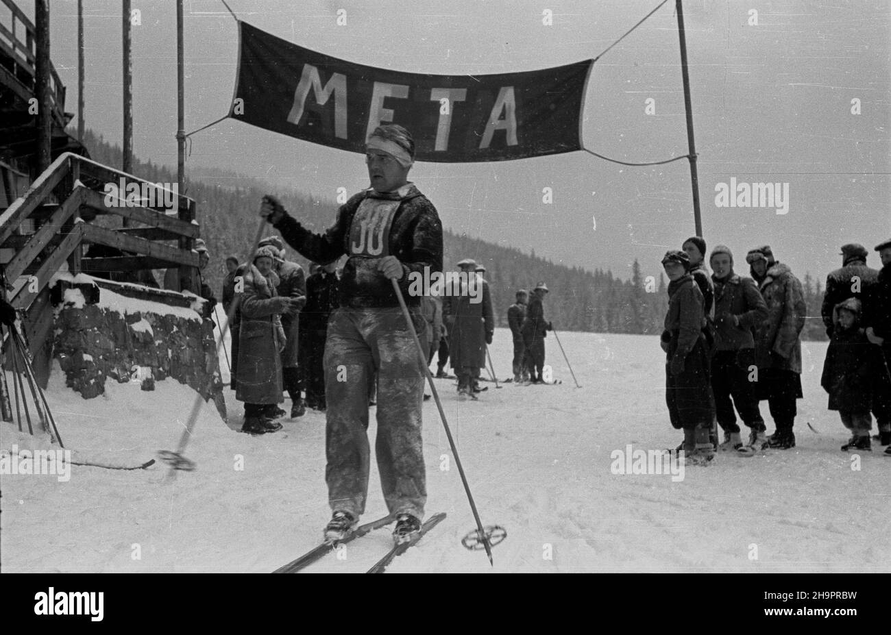 Zakopane, 1949-03. Miêdzynarodowe Zawody Narciarskie o Memoria³ Bronis³awa Czecha i Heleny Marusarzówny. Nz. meta biegu d³ugodystansowego mê¿czyzn. Dok³adny dzieñ wydarzenia nieustalony.  bk  PAP          Zakopane, March 1949. The Bronislaw Czech and Helena Marusarzowna Memorial International Skiing Competition. Pictured: the finishing line of men's long-distance race.  bk  PAP Stock Photo