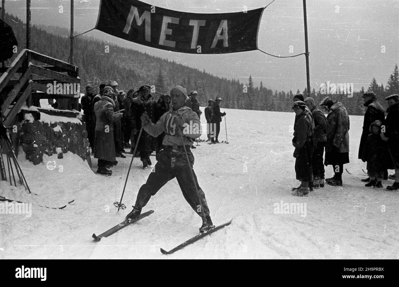 Zakopane, 1949-03. Miêdzynarodowe Zawody Narciarskie o Memoria³ Bronis³awa Czecha i Heleny Marusarzówny. Nz. meta biegu d³ugodystansowego mê¿czyzn. Dok³adny dzieñ wydarzenia nieustalony. bk PAP Zakopane, March 1949. The Bronislaw Czech and Helena Marusarzowna Memorial International Skiing Competition. Pictured: the finishing line of men's long-distance race. bk PAP Stock Photo