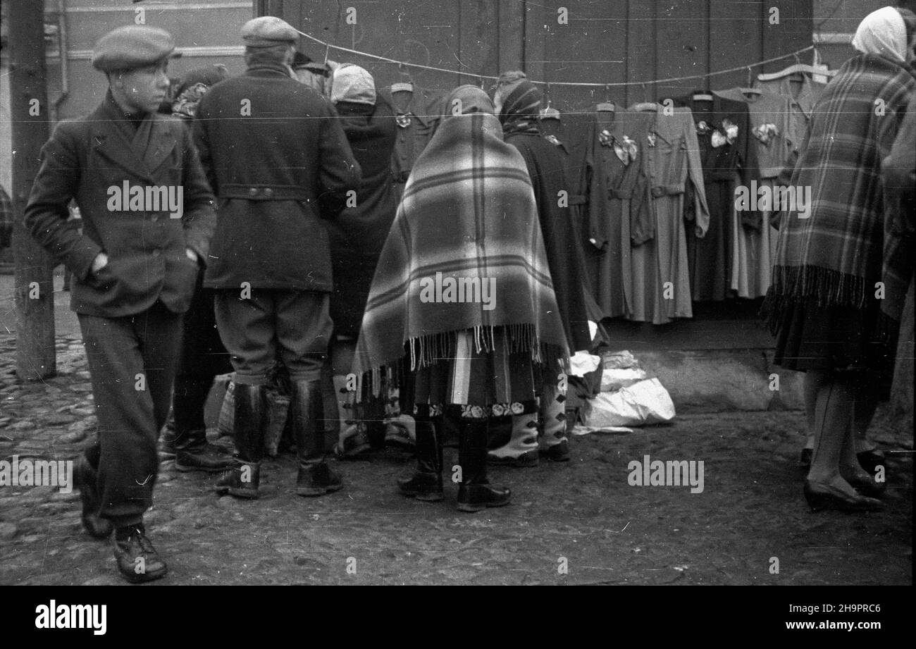 £owicz, 1949-03. Targ na rynku. Dok³adny dzieñ wydarzenia nieustalony.  bk  PAP      Lowicz, March 1949. A market in the market square.  bk  PAP Stock Photo