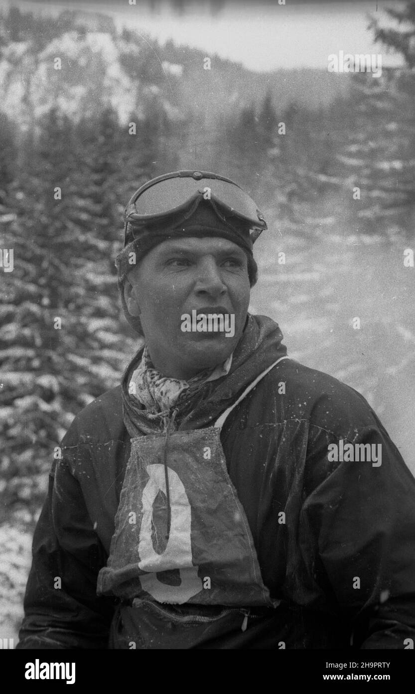 Zakopane, 1949-03-02. W Miêdzynarodowych Zawodach Narciarskich o Puchar Tatr wziê³o udzia³ przesz³o 250 zawodników i zawodniczek reprezentuj¹cych szeœæ pañstw: Czechos³owacjê, Wêgry, Rumuniê, Bu³gariê, Finlandiê i Polskê. Konkurencje alpejskie by³y utrudnione przez nag³e pogorszenie pogody, czêœæ konkurencji zosta³a powtórzona. Nz. zawodnik polski Jan G¹sienica-Ciaptak. uu PAP Zakopane, March 2, 1949. The Tatra Mountain Cup International Skiing Competition brought together over 250 competitors from 6 countries: Czechoslovakia, Hungary, Romania, Bulgaria, Finland and Poland. Sudden weathe Stock Photo