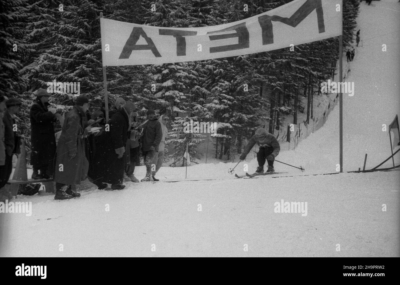 Zakopane, 1949-03-02. W Miêdzynarodowych Zawodach Narciarskich o Puchar Tatr wziê³o udzia³ przesz³o 250 zawodników i zawodniczek reprezentuj¹cych szeœæ pañstw: Czechos³owacjê, Wêgry, Rumuniê, Bu³gariê, Finlandiê i Polskê. Konkurencje alpejskie by³y utrudnione przez nag³e pogorszenie pogody, czêœæ konkurencji zosta³a powtórzona. Nz. z lewej stanowisko sêdziowskie, nowoœci¹ w zawodach by³o mierzenie czasu przy pomocy elektronicznych chronometrów. uu PAP Zakopane, March 2, 1949. The Tatra Mountain Cup International Skiing Competition brought together over 250 competitors from 6 countries: C Stock Photo