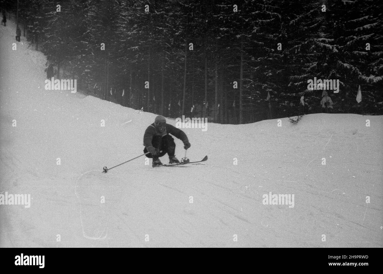 Zakopane, 1949-03-02. W Miêdzynarodowych Zawodach Narciarskich o Puchar Tatr wziê³o udzia³ przesz³o 250 zawodników i zawodniczek reprezentuj¹cych szeœæ pañstw: Czechos³owacjê, Wêgry, Rumuniê, Bu³gariê, Finlandiê i Polskê. Konkurencje alpejskie by³y utrudnione przez nag³e pogorszenie pogody, czêœæ konkurencji zosta³a powtórzona. uu PAP Zakopane, March 2, 1949. The Tatra Mountain Cup International Skiing Competition brought together over 250 competitors from 6 countries: Czechoslovakia, Hungary, Romania, Bulgaria, Finland and Poland. Sudden weather deterioration hindered alpine events, som Stock Photo
