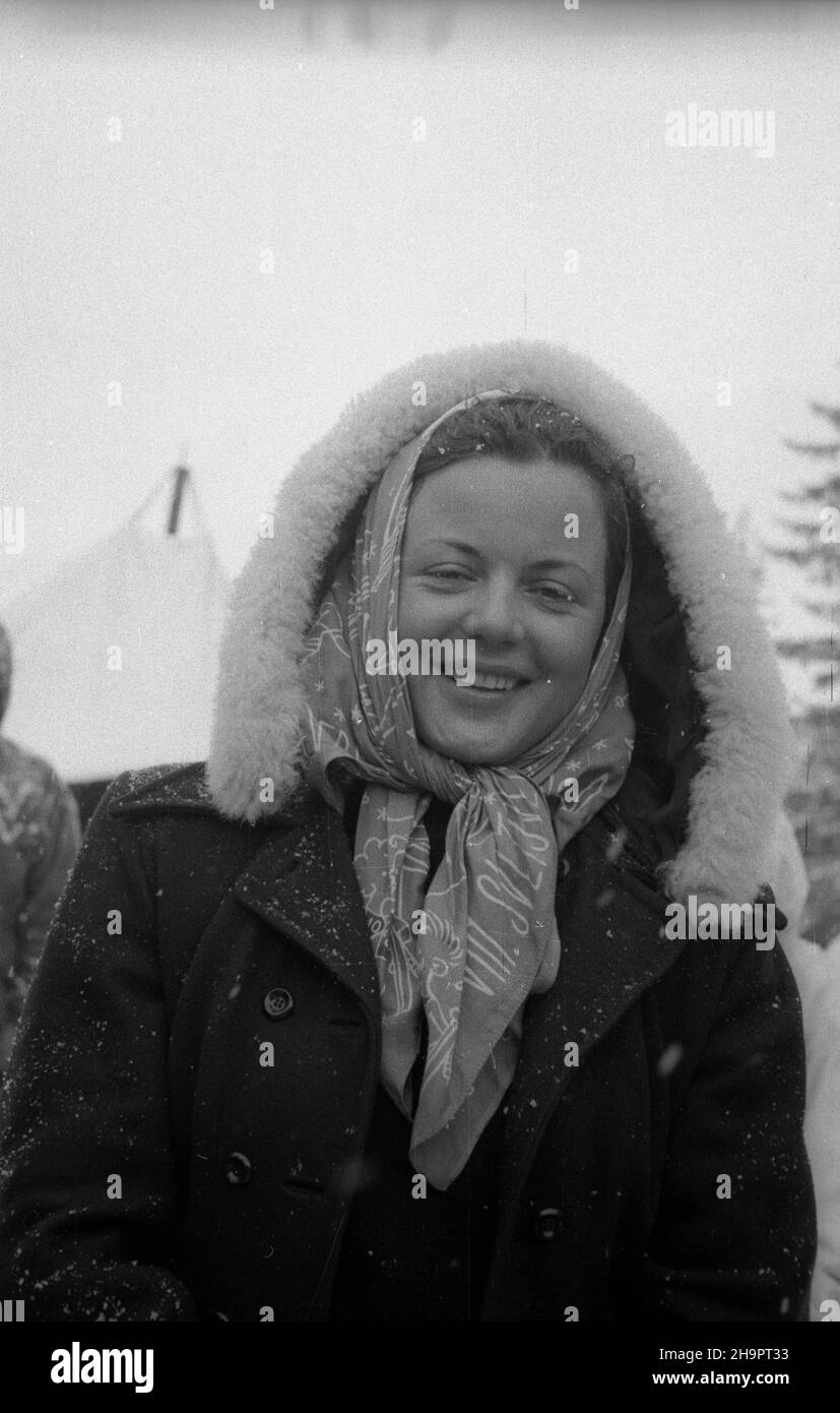 Zakopane, 1949-03-02. W Miêdzynarodowych Zawodach Narciarskich o Puchar Tatr wziê³o udzia³ przesz³o 250 zawodników i zawodniczek reprezentuj¹cych szeœæ pañstw: Czechos³owacjê, Wêgry, Rumuniê, Bu³gariê, Finlandiê i Polskê. Konkurencje alpejskie zosta³y utrudnione przez nag³e pogorszenie pogody, czêœæ konkurencji zosta³a powtórzona. uu PAP Zakopane, March 2, 1949. The Tatra Mountain Cup International Skiing Competition brought together over 250 competitors from 6 countries: Czechoslovakia, Hungary, Romania, Bulgaria, Finland and Poland. Sudden weather deterioration hindered alpine events, Stock Photo