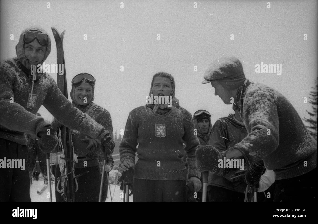 Zakopane, 1949-03-02. W Miêdzynarodowych Zawodach Narciarskich o Puchar Tatr wziê³o udzia³ przesz³o 250 zawodników i zawodniczek reprezentuj¹cych szeœæ pañstw: Czechos³owacjê, Wêgry, Rumuniê, Bu³gariê, Finlandiê i Polskê. Konkurencje alpejskie by³y utrudnione przez nag³e pogorszenie pogody, czêœæ konkurencji zosta³a powtórzona. Nz. zawodnicy z Czechos³owacji, m.in. Moserova (C), która zajê³a I miejsce w kombinacji alpejskiej, zdobywaj¹c Puchar Tatr wœród kobiet oraz z³ot¹ plakietkê. uu PAP Zakopane, March 2, 1949. The Tatra Mountain Cup International Skiing Competition brought together o Stock Photo